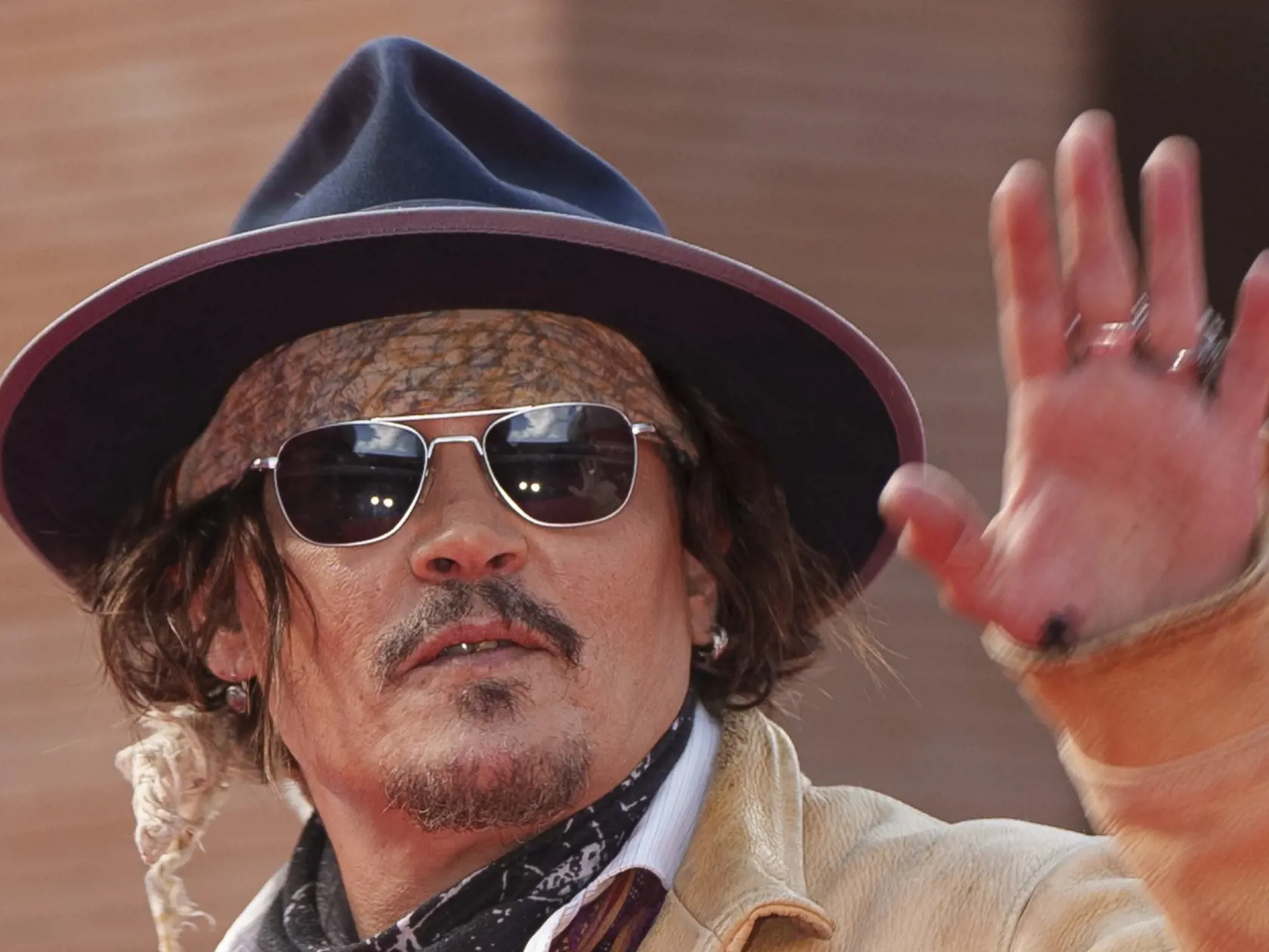 EBE 52 Rím - Na snímke americký herec Johnny Depp pózuje na červenom koberci pred projekciou animovaného filmu o tučniakoch Puffins v rámci 16. ročníka medzinárodného filmového festivalu Ríme 17. októbra 2021. FOTO TASR/AP


Actor Johnny Depp poses on the red carpet for the movie 'Puffins' at the 16th edition of the Rome Film Fest in Rome, Sunday, Oct. 17, 2021. (AP Photo/Domenico Stinellis)