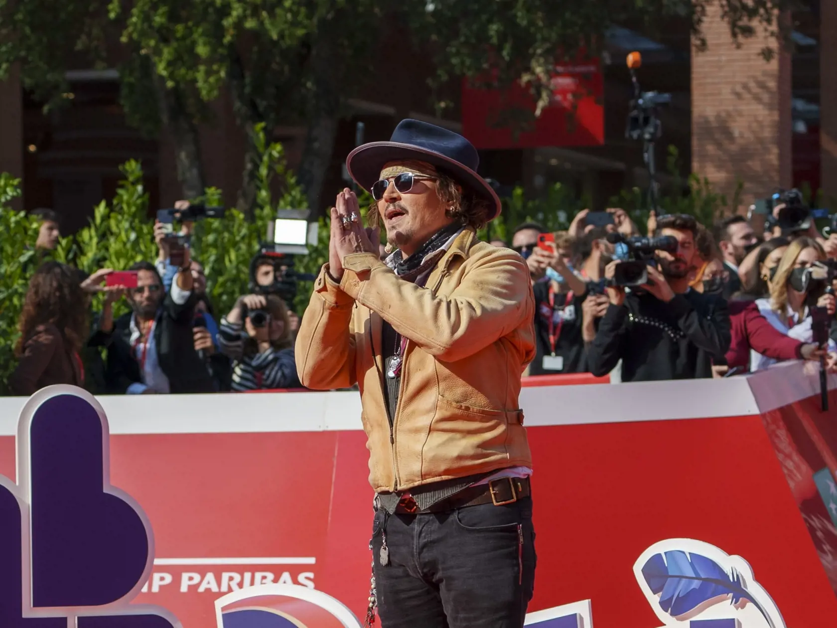 EBE 54 Rím - Na snímke americký herec Johnny Depp pózuje na červenom koberci pred projekciou animovaného filmu o tučniakoch Puffins v rámci 16. ročníka medzinárodného filmového festivalu Ríme 17. októbra 2021. FOTO TASR/AP


Actor Johnny Depp poses on the red carpet for the movie 'Puffins' at the 16th edition of the Rome Film Fest in Rome, Sunday, Oct. 17, 2021. (AP Photo/Domenico Stinellis)
