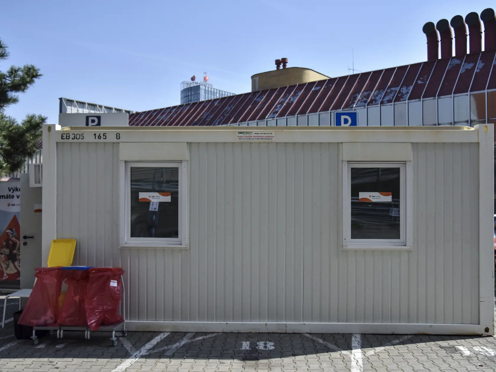 Na snímke pracovník v pracovnom kontajnery, kde prebieha takzvaný drive-thru test na nový koronavírus 18. marca 2020 v Bratislave. FOTO TASR - Pavol Zachar