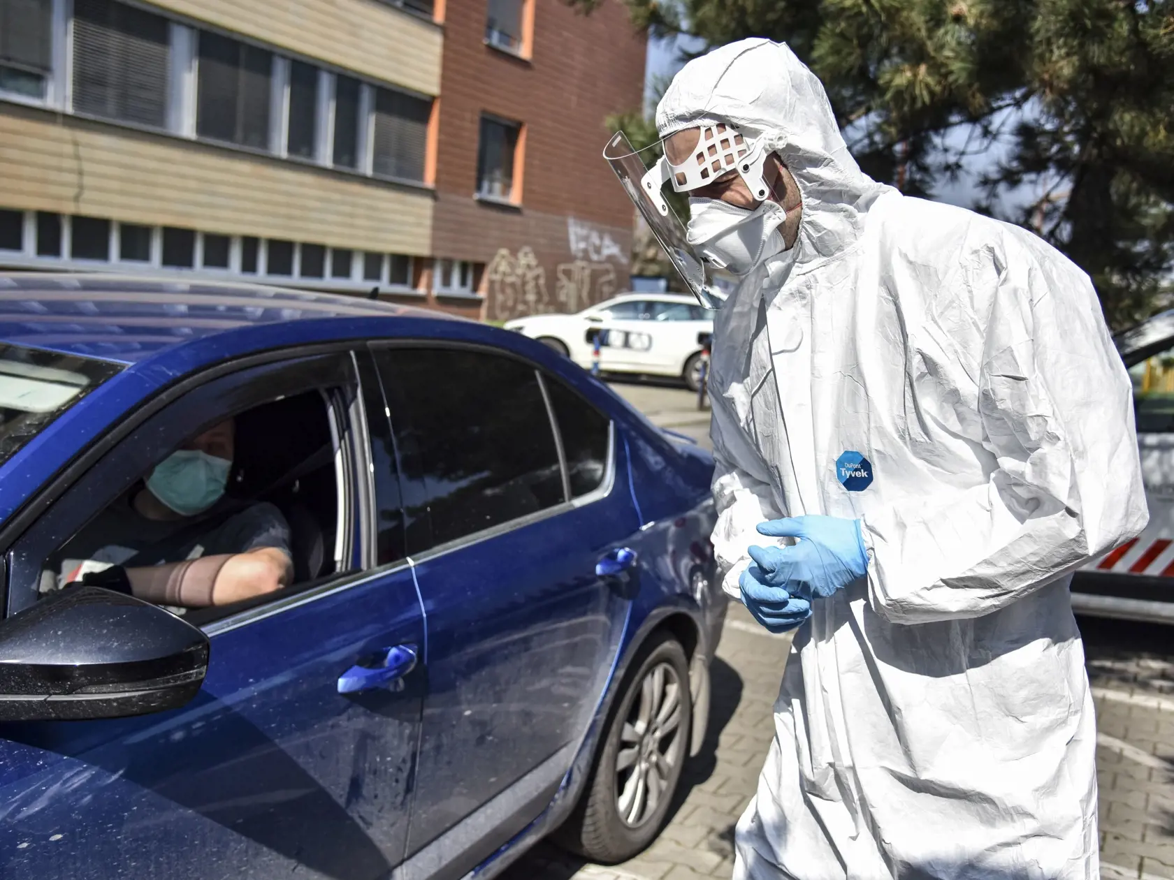 Na snímke pracovník v pracovnom kontajnery, kde prebieha takzvaný drive-thru test na nový koronavírus 18. marca 2020 v Bratislave. FOTO TASR - Pavol Zachar