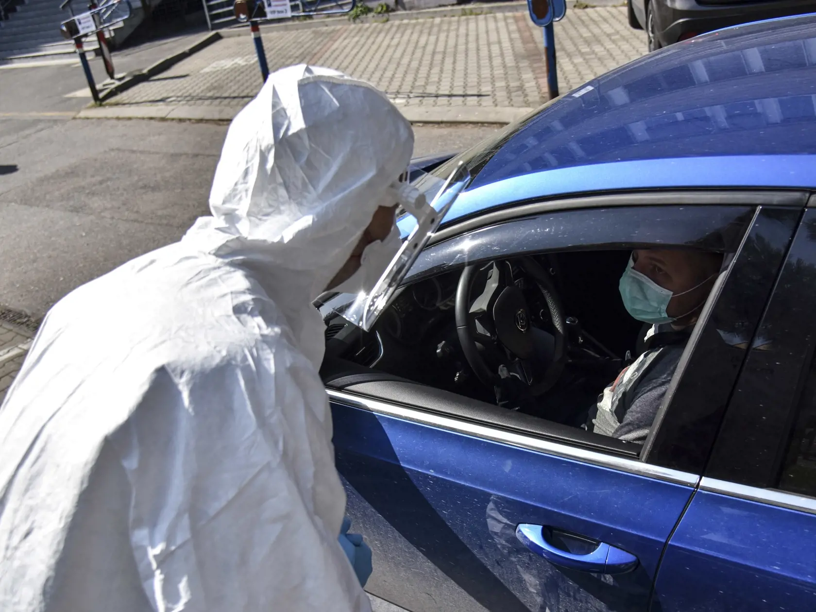 Na snímke pracovník v pracovnom kontajnery, kde prebieha takzvaný drive-thru test na nový koronavírus 18. marca 2020 v Bratislave. FOTO TASR - Pavol Zachar