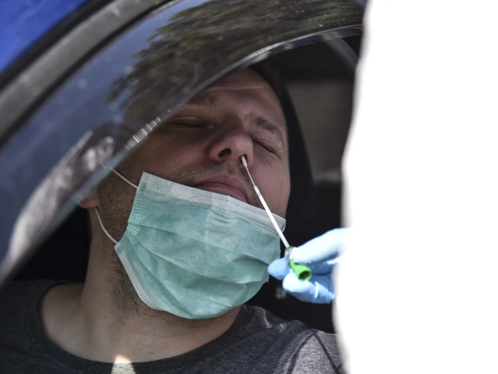 Na snímke pracovník v pracovnom kontajnery, kde prebieha takzvaný drive-thru test na nový koronavírus 18. marca 2020 v Bratislave. FOTO TASR - Pavol Zachar