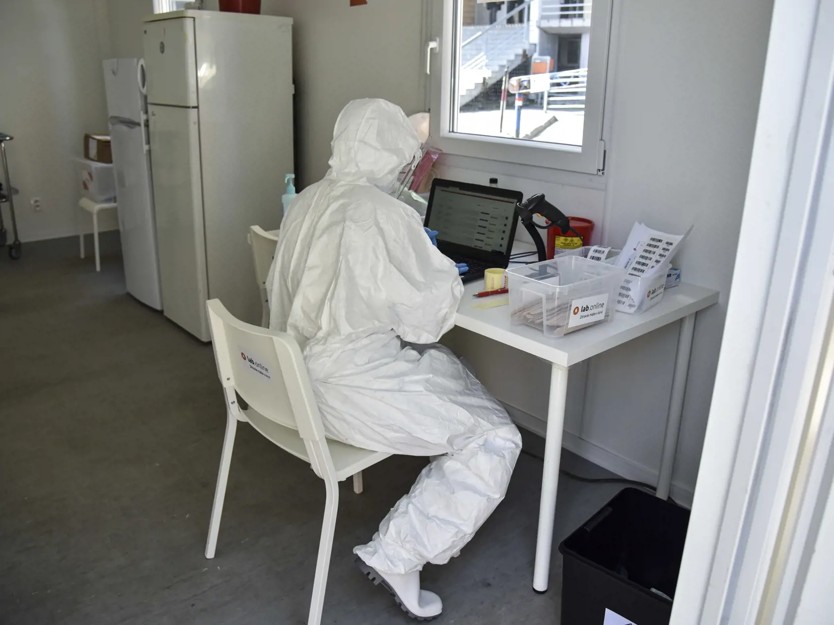 Na snímke pracovník v pracovnom kontajnery, kde prebieha takzvaný drive-thru test na nový koronavírus 18. marca 2020 v Bratislave. FOTO TASR - Pavol Zachar
