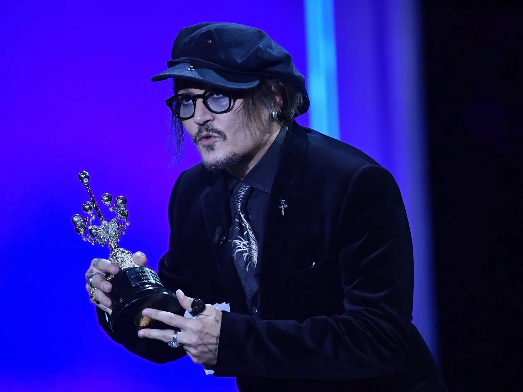 KK12 San Sebastián - Na snímke americký herec Johnny Depp si prevzal Cenu Donostie za prínos v kinematografii na 69. ročníku medzinárodného filmového festivalu v San Sebastiáne 22. septembra 2021. FOTO TASR/AP

US actor Johny Deep gestures after receiving the Donostia Award for his contribution to the cinema at the 69th San Sebastian Film Festival, in San Sebastian, northern Spain, Wednesday, Sept. 22, 2021. (AP Photo/Alvaro Barrientos)