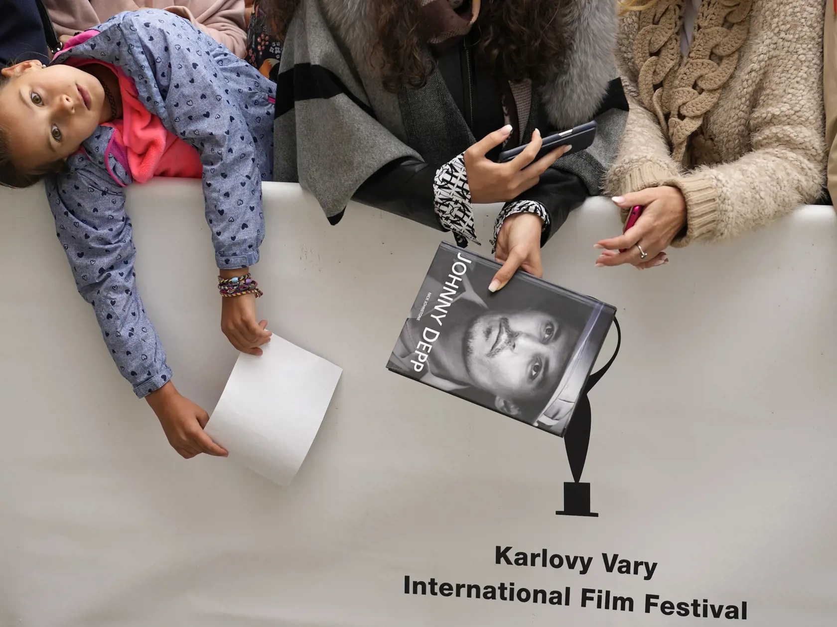 WA 40 Karlove Vary - Fanúšikovia čakajú na príchod amerického herca Johnnyho Deppa počas 55. ročníka Medzinárodného filmového festivalu v Karlových Varoch (KVIFF) v sobotu 28. augusta 2021. FOTO TASR/AP

Fans wait for arrival of US actor Johnny Depp, during the 55th Karlovy Vary International Film Festival in Karlovy Vary, Czech Republic, Saturday, Aug. 28, 2021. (AP Photo/Petr David Josek)