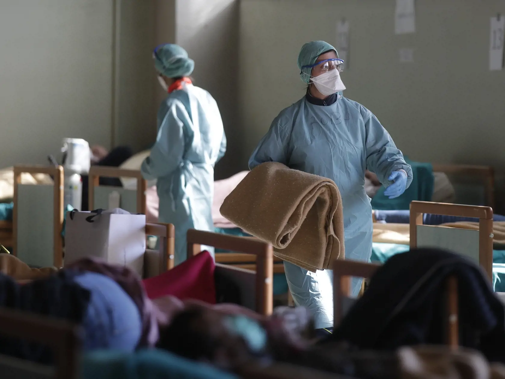 MIK 4 Brescia - Pacienti ležia na lôžkach v jednej z improvizovaných miestností v nemocnici v meste Brescia v Taliansku 16. marca 2020. Väčšine ľudí spôsobuje nový koronavírus iba mierne alebo stredne ťažké problémy. Závažnejšie ochorenie može nastať najmä u starších dospelých a ľudí s existujúcimi zdravotnými problémami. FOTO TASR/AP


Patients lie on beds at one of the emergency structures that were set up to ease procedures at the Brescia hospital, Italy, Monday, March 16, 2020. For most peop