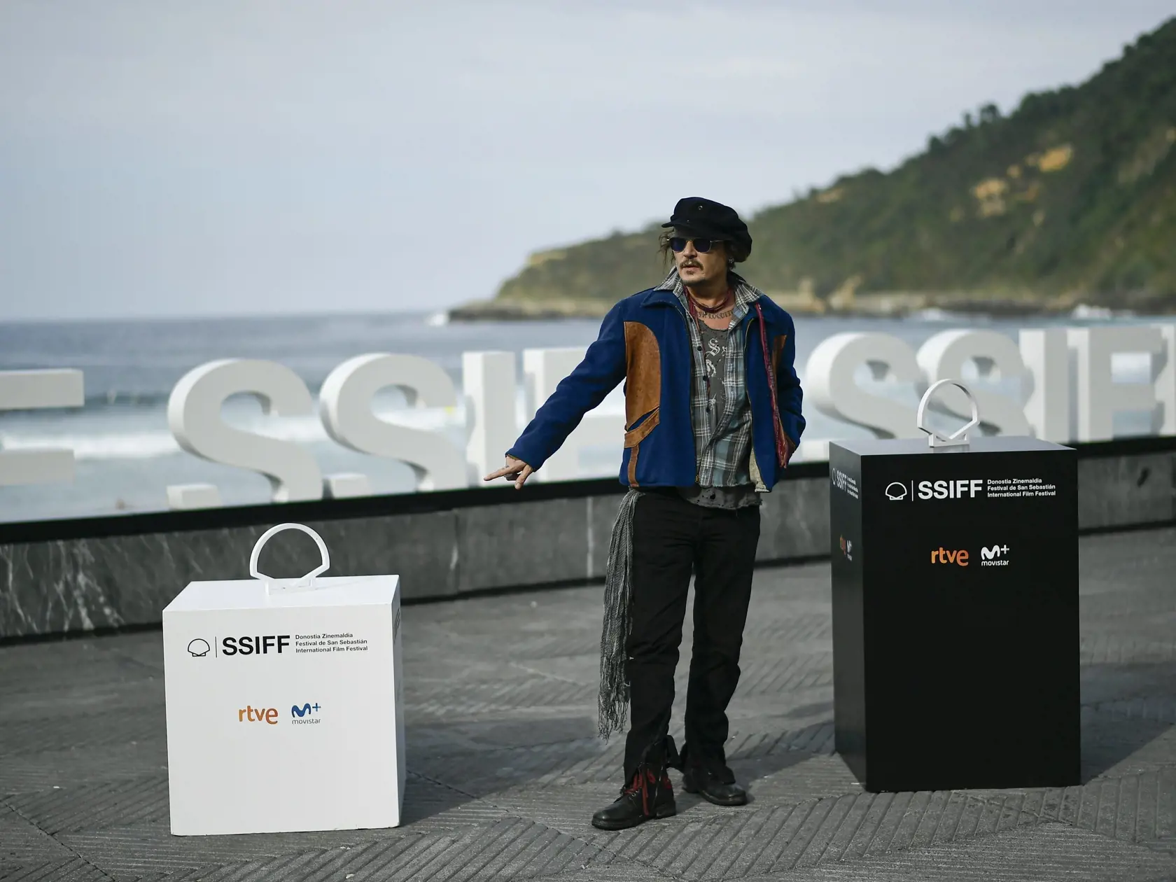 EBE 19 San Sebastián - Na snímke americký herec Johnny Depp počas fototermínu na 69. ročníku filmového festivalu v San Sebastiáne v severnom Španielsku v stredu 22. septembra 2021.  Johnny Depp si prevezme Cenu Donostie za prínos pre filmové umenie. FOTO TASR/AP

US actor Johny Deep gestures during a photocall during the 69th San Sebastian Film Festival, in San Sebastian, northern Spain, Wednesday, Sept. 22, 2021. Johny Depp will be receiving on the night Donostia Award for his contribution to t