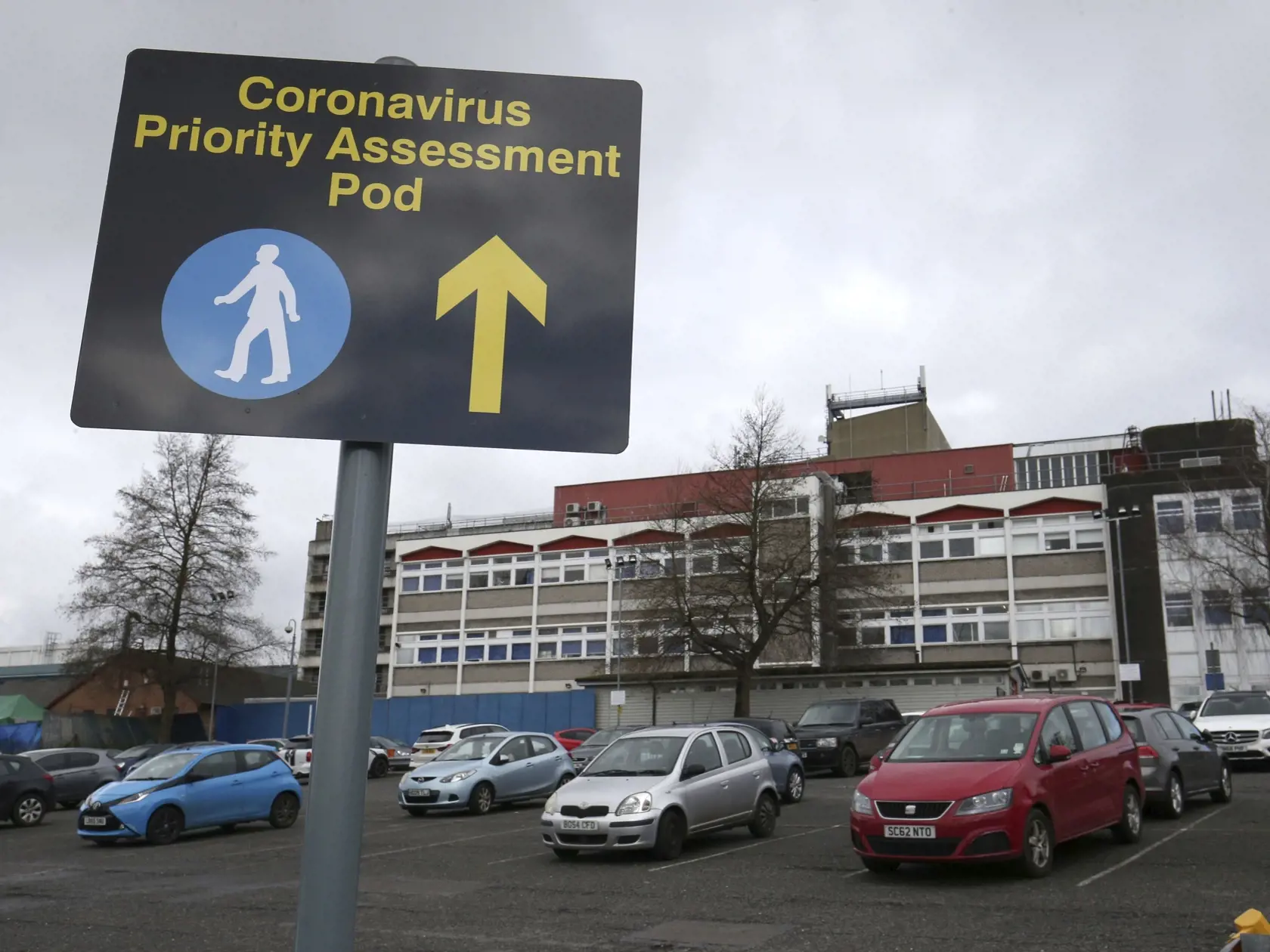 WA 1 Londýn - Na snímke značka na parkovisku pred londýnskou nemocnicou, ktoré je vymedzené pre pacientov, ktorí prišli na testovanie na nový koronavírus 14. marca 2020. Väčšina obyvateľov Spojeného kráľovstva nemá obavy, že by sa mohla nakaziť novým koronavírusom SARS-CoV-2. Štvrtina Britov pritom odmieta v súvislosti s pandémiou tejto potenciálne smrtiacej nákazy akokoľvek meniť svoje návyky. Vyplýva to z prieskumu verejnej mienky, ktorý pre spravodajský server Sky News uskutočnila agentúra Yo