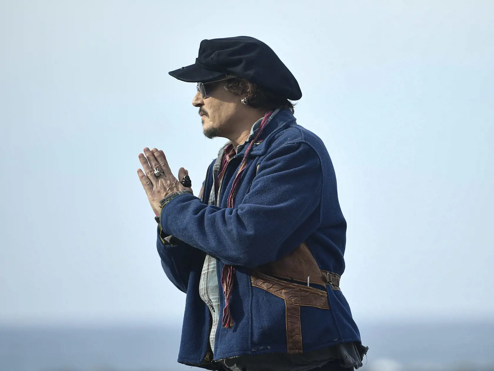 EBE 18 San Sebastián - Na snímke americký herec Johnny Depp počas fototermínu na 69. ročníku filmového festivalu v San Sebastiáne v severnom Španielsku v stredu 22. septembra 2021.  Johnny Depp si prevezme Cenu Donostie za prínos pre filmové umenie. FOTO TASR/AP

US actor Johny Deep gestures during a photocall during the 69th San Sebastian Film Festival, in San Sebastian, northern Spain, Wednesday, Sept. 22, 2021. Johny Depp will be receiving on the night Donostia Award for his contribution to t