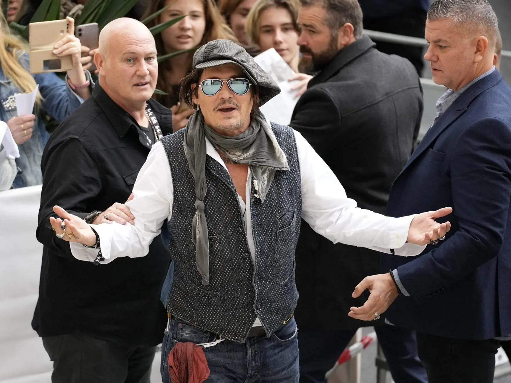 WA 38 Karlove Vary - Americký herec Johnny Depp zdraví fanúšikov počas 55. ročníka Medzinárodného filmového festivalu v Karlových Varoch (KVIFF) v sobotu 28. augusta 2021. FOTO TASR/AP

US actor Johnny Depp arrives to greet fans, during the 55th Karlovy Vary International Film Festival in Karlovy Vary, Czech Republic, Saturday, Aug. 28, 2021. (AP Photo/Petr David Josek)