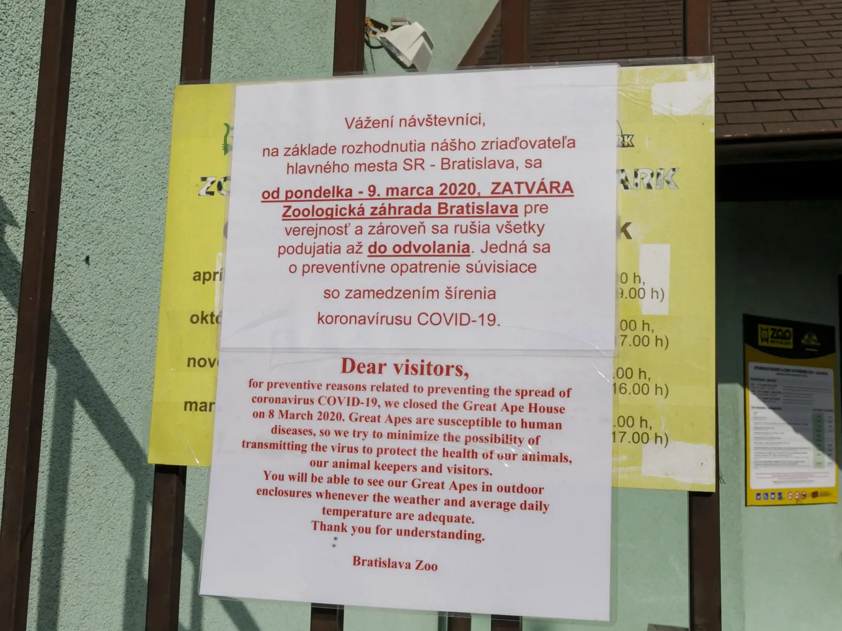 Na snímke oznam na bráne bratislavskej ZOO, ktorá je od 9. marca 2020 uzatvorená pre verejnosť až do odvolania pre šíriaci sa koronavírus. V Bratislave 19. marca 2020. FOTO TASR - Dano Veselský