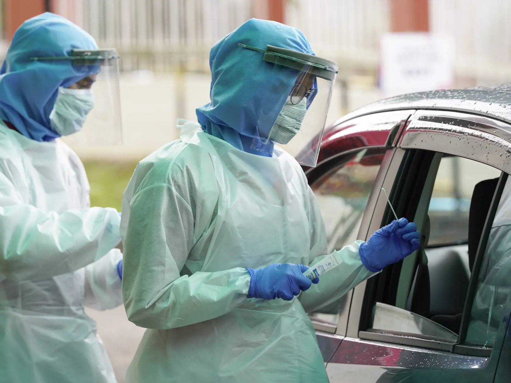 MIK 3 Kuala Lumpur - Zdravotníci testujú na koronavírus ľudí pred nemocnicou  KPJ Damansara Specialist Hospital v Petaling Jaya v Malajzii 30. marca 2020. FOTO TASR/AP


Health workers conduct a drive-through COVID-19 test for people at KPJ Damansara Specialist Hospital, in Petaling Jaya, Malaysia, Monday, March 30, 2020. The Malaysian government issued a restricted movement order to the public till April 14, to help curb the spread of the new coronavirus. The new coronavirus causes mild or mode