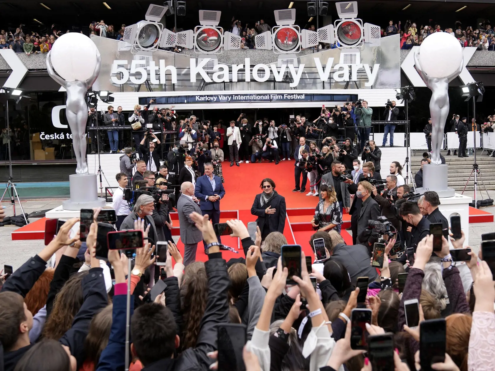 WA 26 Karlove Vary - Americký herec Johnny Depp prichádza uviesť dokumentárnu snímku Crock of Gold: A Few Rounds with Shane MacGowan na 55. ročník Medzinárodného filmového festivalu v Karlových Varoch (KVIFF) v piatok 27. augusta 2021. Depp (58) pricestoval do Česka vo štvrtok neskoro večer, privítal ho početný dav fanúšikov. Hollywoodsky herec na festivale uvedie dva filmy – dokumentárnu snímku Crock of Gold: A Few Rounds with Shane MacGowan a drámu Minamata. V poradí 55. ročník karlovarského f