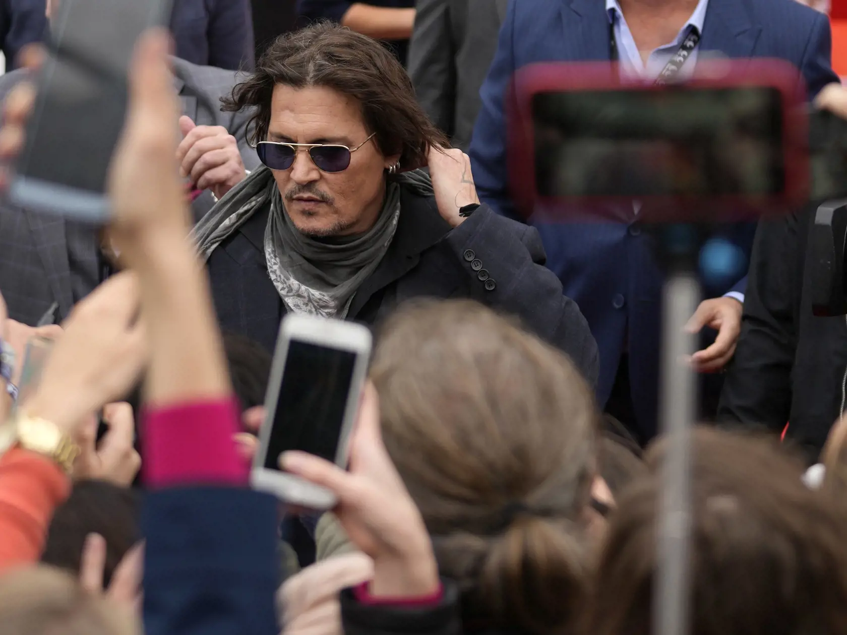 WA 28 Karlove Vary - Americký herec Johnny Depp prichádza uviesť dokumentárnu snímku Crock of Gold: A Few Rounds with Shane MacGowan na 55. ročník Medzinárodného filmového festivalu v Karlových Varoch (KVIFF) v piatok 27. augusta 2021. Depp (58) pricestoval do Česka vo štvrtok neskoro večer, privítal ho početný dav fanúšikov. Hollywoodsky herec na festivale uvedie dva filmy – dokumentárnu snímku Crock of Gold: A Few Rounds with Shane MacGowan a drámu Minamata. V poradí 55. ročník karlovarského f