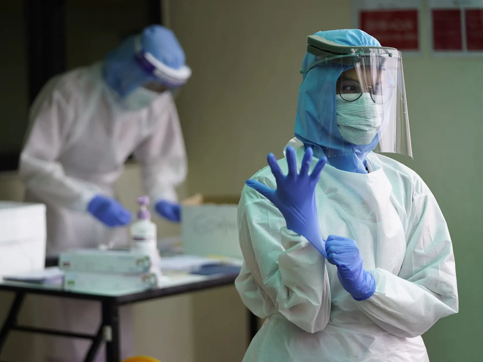 MIK 4 Kuala Lumpur - Zdravotníci sa pripravujú na testy na koronavírus v nemocnici  KPJ Damansara Specialist Hospital v Petaling Jaya v Malajzii 30. marca 2020. FOTO TASR/AP


Health workers prepare to conduct a drive-through COVID-19 test for people at KPJ Damansara Specialist Hospital, in Petaling Jaya, Malaysia, Monday, March 30, 2020. The Malaysian government issued a restricted movement order to the public till April 14, to help curb the spread of the new coronavirus. The new coronavirus ca