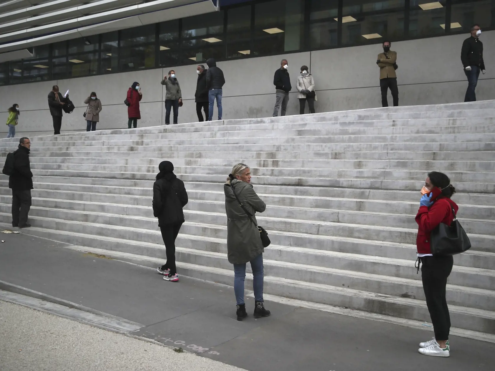 MIK 16 Marseille - Ľudia čakajú v rade na test na koronavírus v Marseille vo Francúzsku 23. marca 2020. Francúzsky parlament v nedeľu 22. marca 2020 schválil návrh na vyhlásenie "stavu zdravotnej núdze". FOTO TASR/AP

People wait in line to get a coronavirus test outside the La Timone hospital in Marseille, southern France, Monday March 23, 2020. For most people, the new coronavirus causes only mild or moderate symptoms. For some it can cause more severe illness. (AP Photo/Daniel Cole)