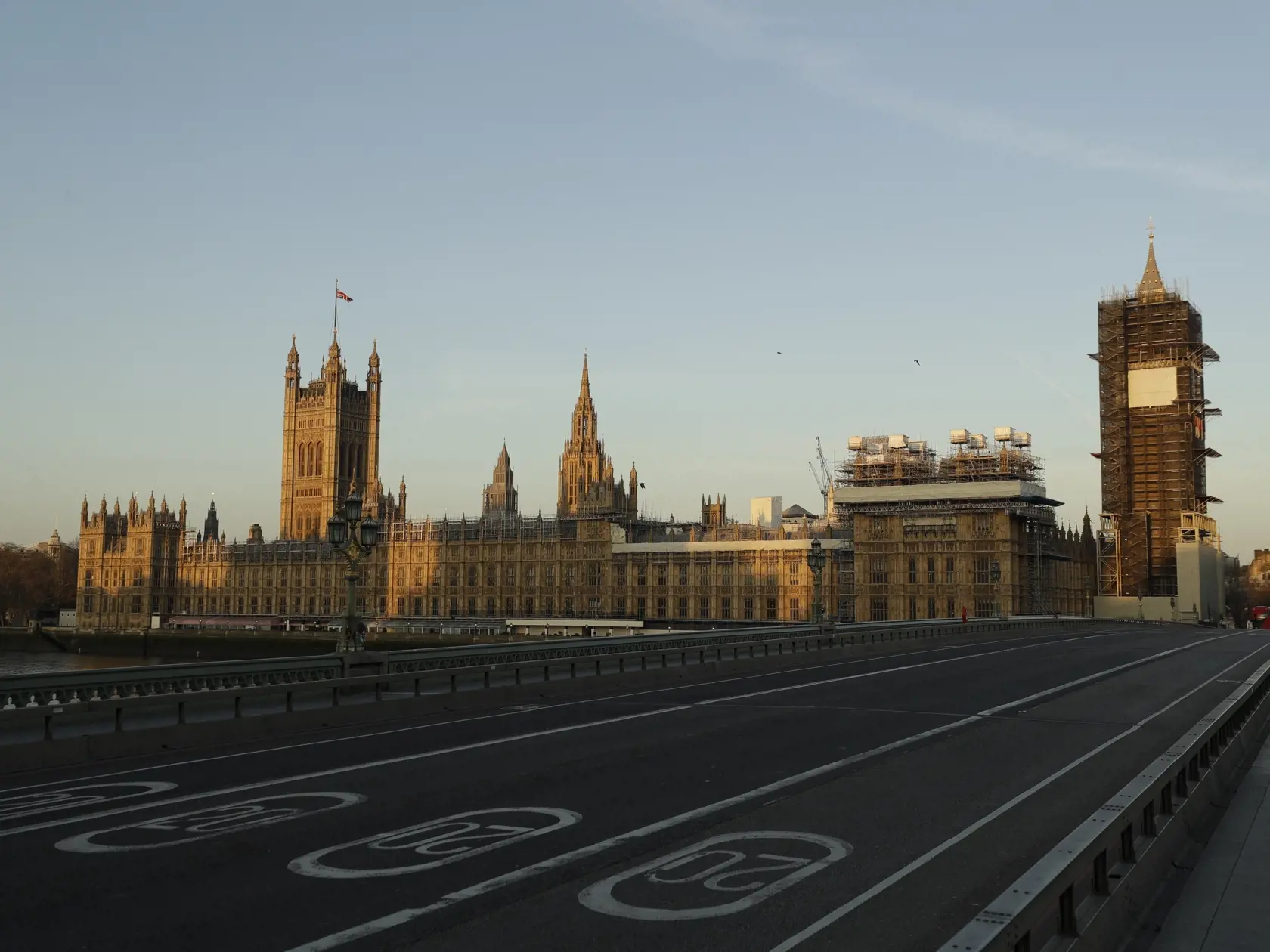 MIK 13 Londýn - Takmer prázdny Westminsterský most je obyčajne počas východu slnka veľmi frekventovaný, v Londýne 24. marca 2020. Počet úmrtí na nový koronavírus stúpol v Británii v pondelok, teda za jediný deň, o 54. Celkovo tak v tejto ostrovnej krajine evidujú už 335 obetí na životoch. Premiér Boris Johnson zvažuje zavedenie prísnejších opatrení na spomalenia šírenia vírusu, keďže tisíce ľudí v Británii ignorujú príslušné odporúčania vlády. FOTO TASR/AP

An almost empty Westminster Bridge nor