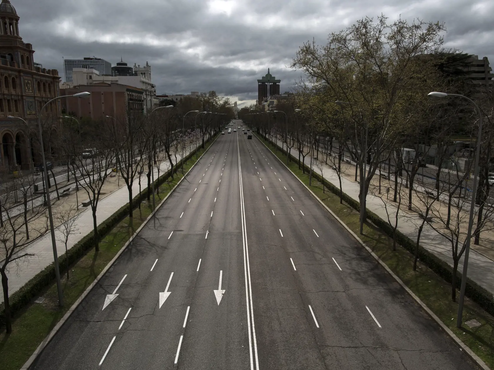 MIK 26 Madrid - Takmer prázdna ulica Paseo de la Castellana, jedna z hlavných ciest v Madride, v Španielsku, 17. marca 2020. Množstvo ľudí sa zdržiava doma, robia si zásoby a izolujú sa od susedov v čase rýchlo sa šíriacej nákazy koronavírusom. FOTO TASR/AP

A nearly empty section of Paseo de la Castellana, one of Madrid's main avenues in downtown Madrid, Spain, Tuesday, March 17, 2020. Millions of people are holing up at home, stocking up on supplies and keeping a wary eye on how close they get
