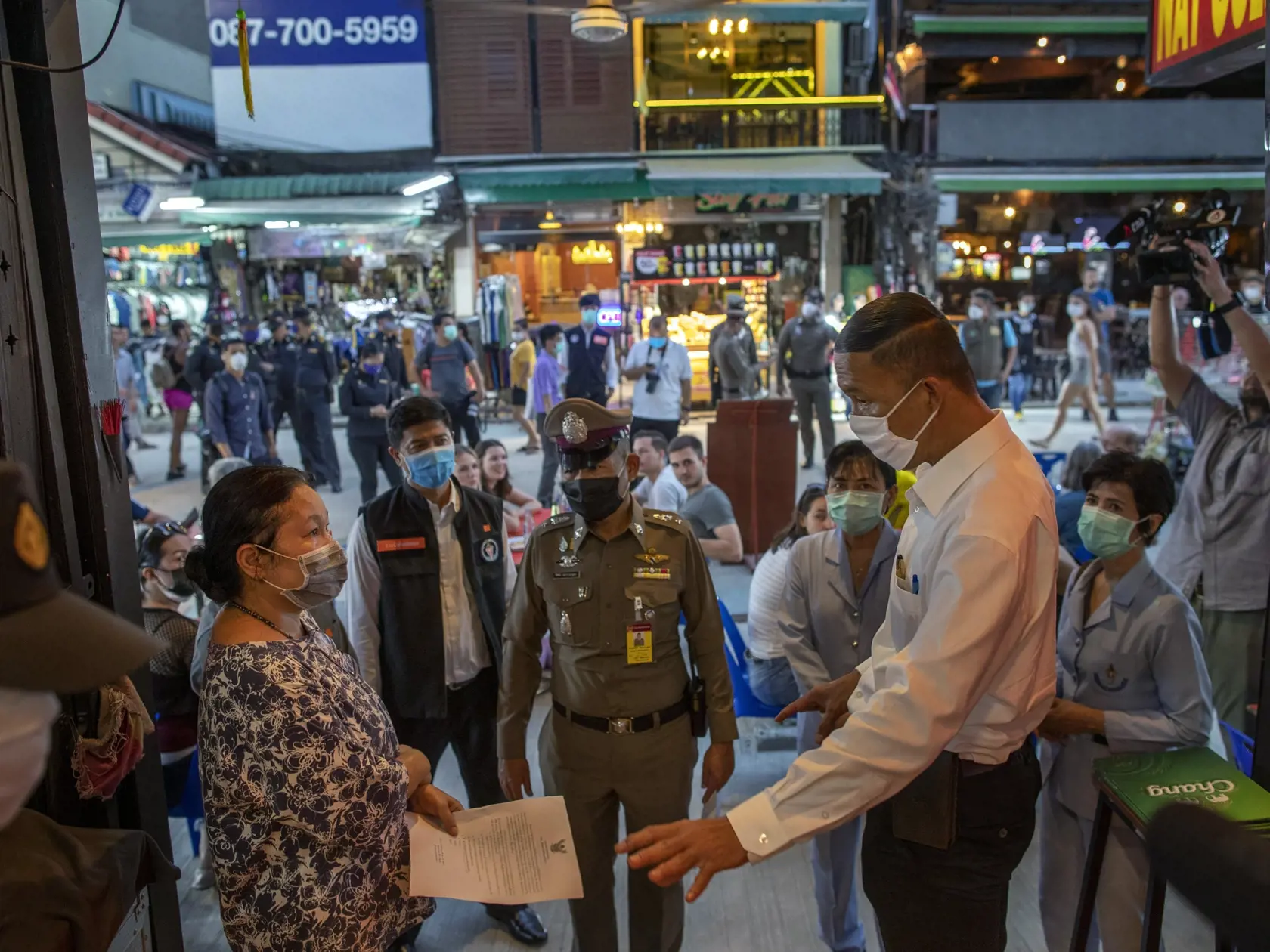 MIK 5 Bangkok - Thajský štátny úradník informuje majiteľa baru o zatvorení jeho prevádzky na Khaosan Road, ceste obľúbenej hlavne medzi turistami v Bangkoku, v Thajsku, 18. marca 2020. Thajská vláda prijala množstvo opatrení na boj proti šíreniu koronavírusu, vrátane zatvorenia barov, karaoke salónov, kín, divadiel, telocviční, boxerských štadiónov a iných športovísk od stredy na dva týždne. FOTO TASR/AP

Thai officials tell a bar owner to stop operating in Khao San Road, a popular spot among fo