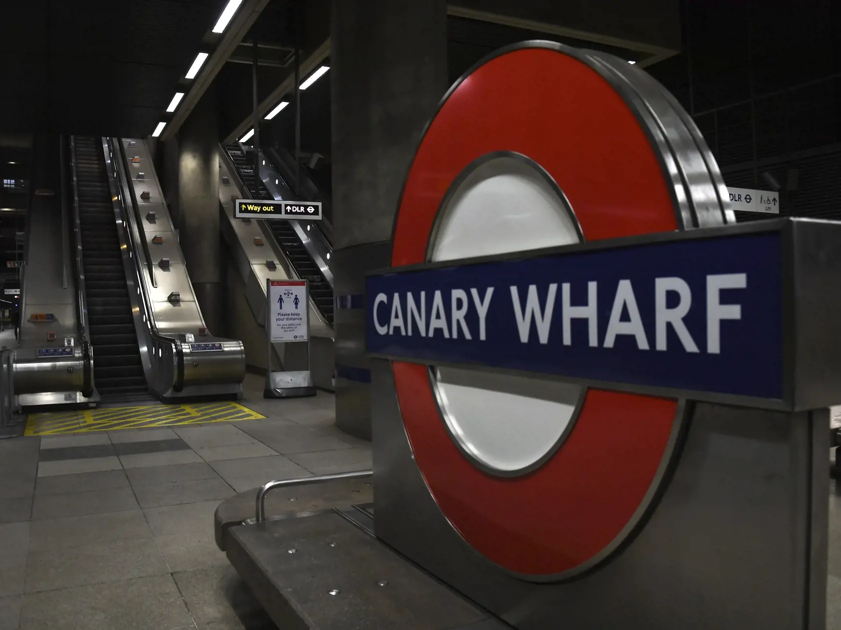 MIK 16 Londýn - Prázdna stanica metra Canary Wharf v Londýne 24. marca 2020. Počet úmrtí na nový koronavírus stúpol v Británii v pondelok, teda za jediný deň, o 54. Celkovo tak v tejto ostrovnej krajine evidujú už 335 obetí na životoch. Premiér Boris Johnson zvažuje zavedenie prísnejších opatrení na spomalenia šírenia vírusu, keďže tisíce ľudí v Británii ignorujú príslušné odporúčania vlády. FOTO TASR/AP

An empty Canary Wharf station at what would normally be the morning rush hour in London, Tu