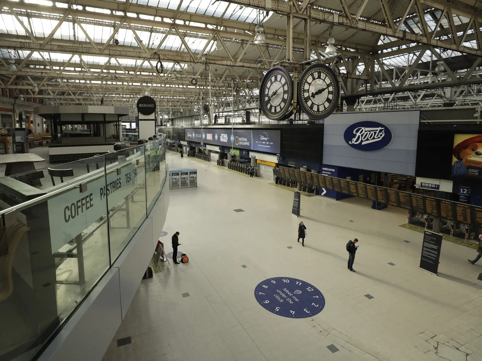 MIK 22 Londýn - Len niekoľko cestujúcich kráča po prázdnej stanici metra Waterloo v Londýne 24. marca 2020. Počet úmrtí na nový koronavírus stúpol v Británii v pondelok, teda za jediný deň, o 54. Celkovo tak v tejto ostrovnej krajine evidujú už 335 obetí na životoch. Premiér Boris Johnson zvažuje zavedenie prísnejších opatrení na spomalenia šírenia vírusu, keďže tisíce ľudí v Británii ignorujú príslušné odporúčania vlády. FOTO TASR/AP

A few commuters walk on the concourse in London's Waterloo S