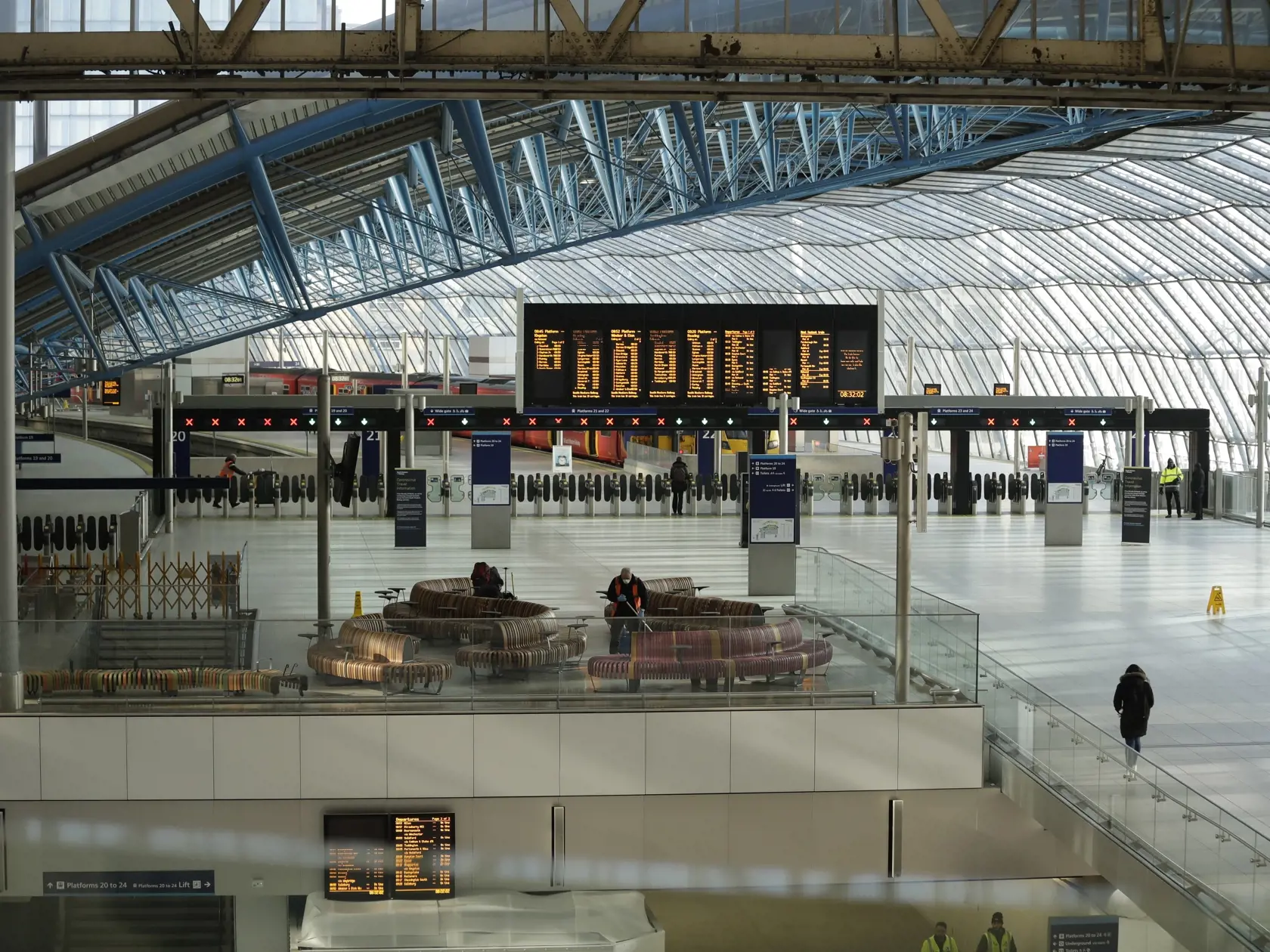 MIK 15 Londýn -  Upratovači pracujú na skoro prázdnej stanici metra Waterloo v Londýne 24. marca 2020. Počet úmrtí na nový koronavírus stúpol v Británii v pondelok, teda za jediný deň, o 54. Celkovo tak v tejto ostrovnej krajine evidujú už 335 obetí na životoch. Premiér Boris Johnson zvažuje zavedenie prísnejších opatrení na spomalenia šírenia vírusu, keďže tisíce ľudí v Británii ignorujú príslušné odporúčania vlády. FOTO TASR/AP

A cleaner works on the concourse of London's Waterloo Station dur