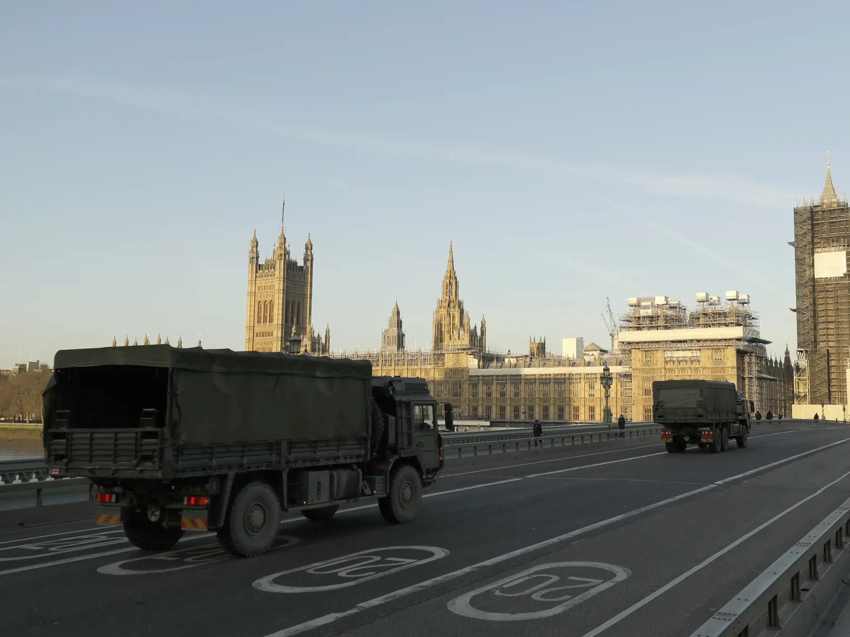 MIK 23 Londýn - Nákladné autá britskej armády idú po Westminsterskom moste smerom k Westminsterskému palácu v Londýne 24. marca 2020. Počet úmrtí na nový koronavírus stúpol v Británii v pondelok, teda za jediný deň, o 54. Celkovo tak v tejto ostrovnej krajine evidujú už 335 obetí na životoch. Premiér Boris Johnson zvažuje zavedenie prísnejších opatrení na spomalenia šírenia vírusu, keďže tisíce ľudí v Británii ignorujú príslušné odporúčania vlády. FOTO TASR/AP

British Army lorries cross Westmin
