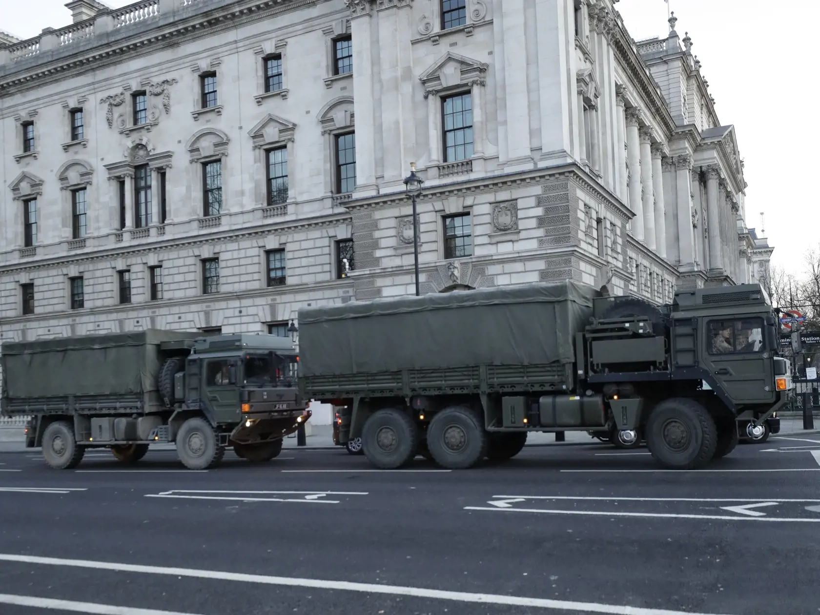 MIK 24 Londýn - Nákladné autá britskej armády stoja na semaforoch na námestí Parliament Square v Londýne 24. marca 2020. Počet úmrtí na nový koronavírus stúpol v Británii v pondelok, teda za jediný deň, o 54. Celkovo tak v tejto ostrovnej krajine evidujú už 335 obetí na životoch. Premiér Boris Johnson zvažuje zavedenie prísnejších opatrení na spomalenia šírenia vírusu, keďže tisíce ľudí v Británii ignorujú príslušné odporúčania vlády. FOTO TASR/AP

British Army lorries wait at traffic lights in 