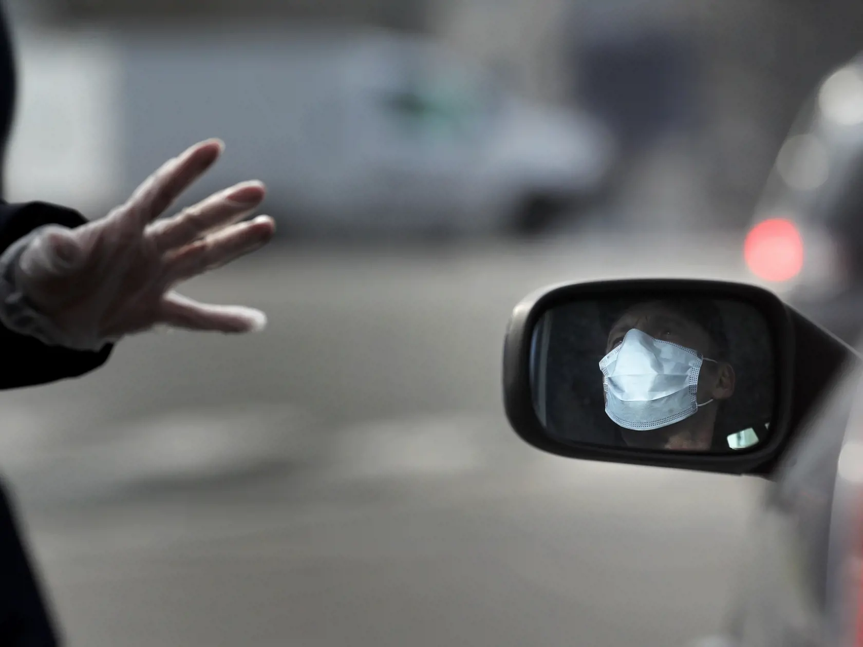 MIK 30 Paríž - Policajt kontroluje šoféra vo vozidle v Paríži, vo Francúzsku 17. marca 2020. Francúzsky prezident Emmanuel Macron povedal, že od utorka 17. marca 2020 budú môcť ľudia opustiť svoje domovy len kvôli nakupovaniu potravín, chodenia do práce alebo na prechádzku.


A police officer controls a car in Paris, Tuesday, March 17, 2020. French President Emmanuel Macron said that starting on Tuesday, people would be allowed to leave the place they live only for necessary activities such as s