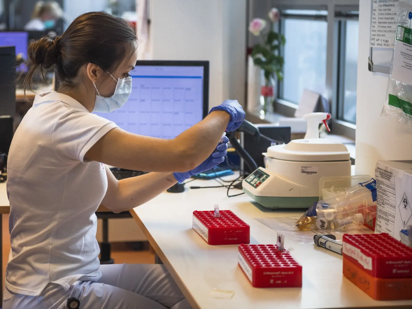 Na snímke laboratória Medirex počas brífingu k začiatku testovania na nový koronavírus v laboratóriách Medirexu v Bratislave 16. marca 2020. FOTO TASR - Jaroslav Novák