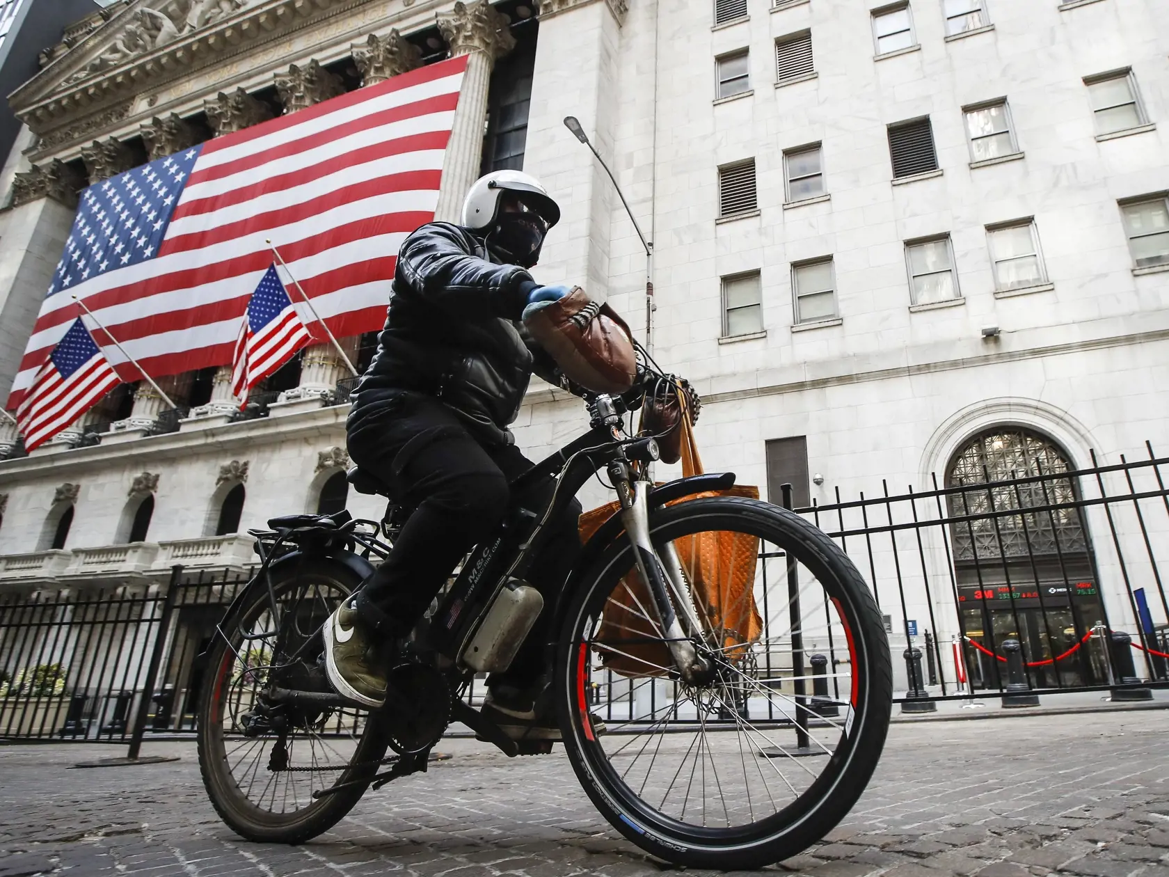 MIK 9 New York - Doručovací pracovník jazdí na elektrobicykli okolo burzy v New Yorku, v USA, 16. marca 2020. Vedúci predstavitelia mesta New York v nedeľu podnikli sériu bezprecedentných krokov na spomalenie šírenia koronavírusu, vrátane zatvorenia škôl a zastavenia nočného života. FOTO TASR/AP

A delivery worker rides his electric bicycle past the New York Stock Exchange, Monday, March 16, 2020, in New York. New York leaders took a series of unprecedented steps Sunday to slow the spread of the