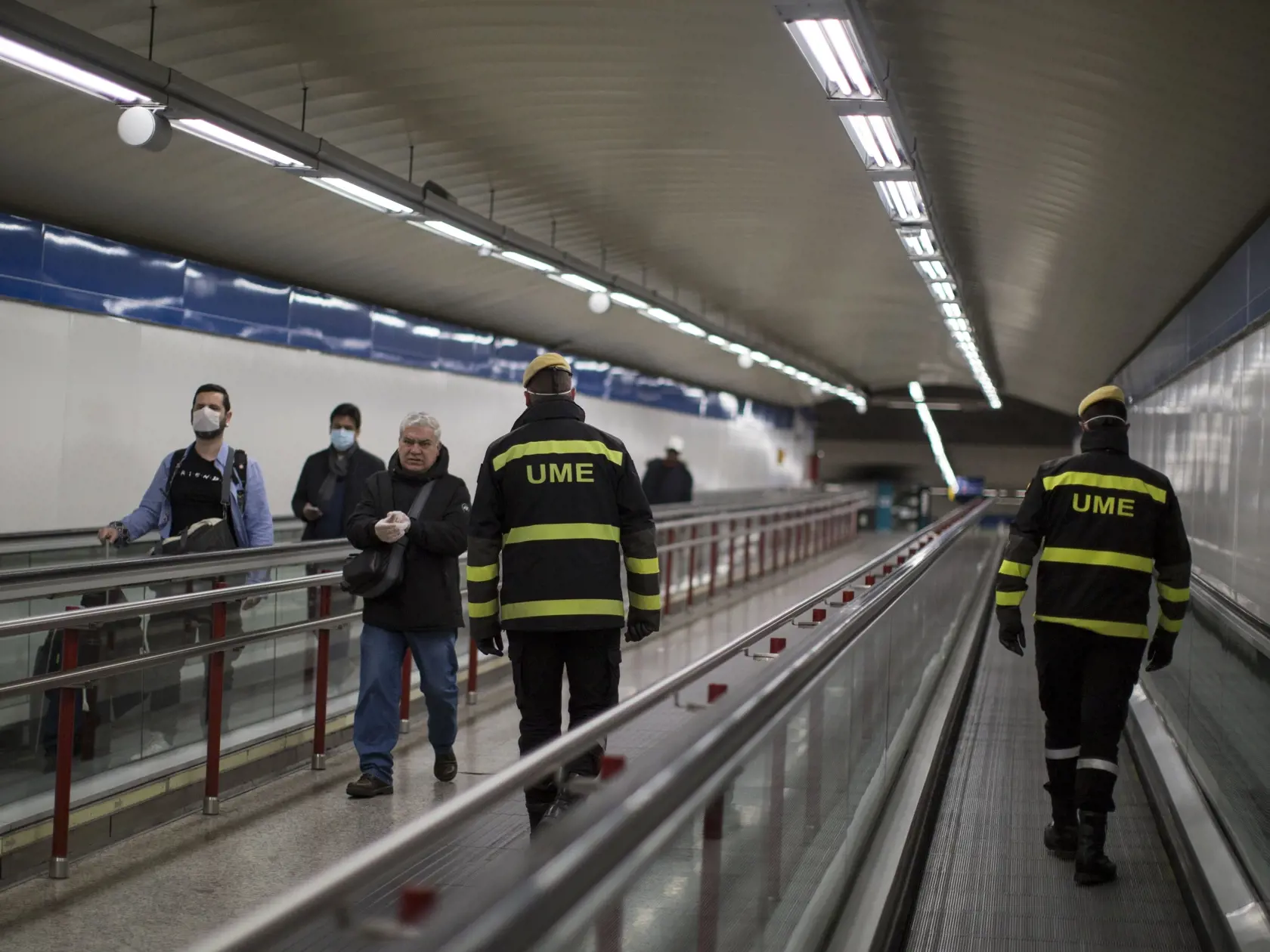 MIK 28 Madrid - Príslušníci vojenskej jednotky UME (Emergency Army Unit), kontrolujú stanicu metra v Madride, v Španielsku, 17. marca 2020. Množstvo ľudí sa zdržiava doma, robia si zásoby a izolujú sa od susedov v čase rýchlo sa šíriacej nákazy koronavírusom. FOTO TASR/AP

The UME (Emergency Army Unit) patrol the subway in Madrid, Spain, Tuesday March 17, 2020. Millions of people are holing up at home, stocking up on supplies and keeping a wary eye on how close they get to friends and neighbors 