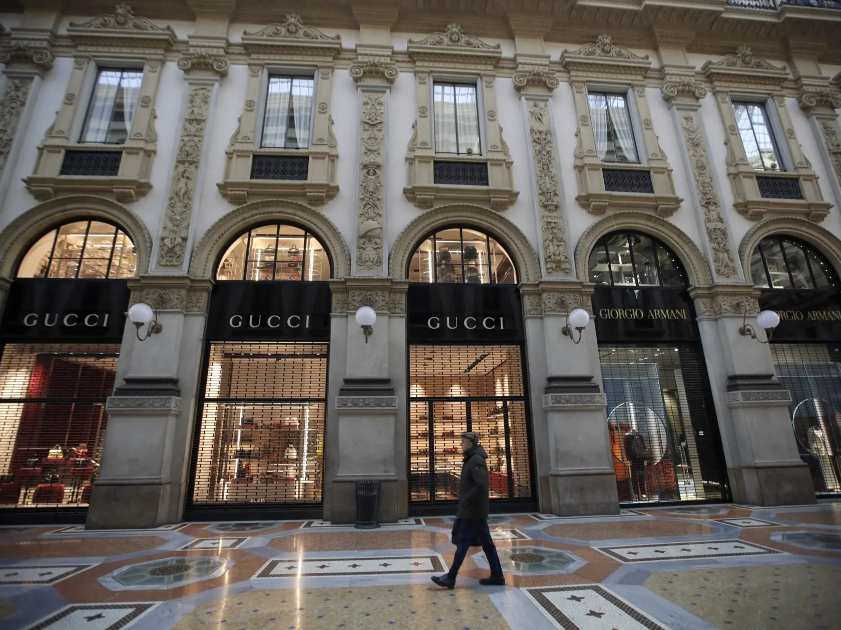 MIK 16 Miláno - Muž kráča cez prázdnu pasáž Vittoria Emanuela II. v Miláne, v Taliansku, 11. marca 2020. FOTO TASR/AP

A man walks along the Vittorio Emanuele shopping arcade, in Milan, Italy, Wednesday, March 11, 2020. In Italy the government extended a coronavirus containment order previously limited to the country's north to the rest of the country beginning Tuesday, with soldiers and police enforcing bans. For most people, the new coronavirus causes only mild or moderate symptoms, such as fe