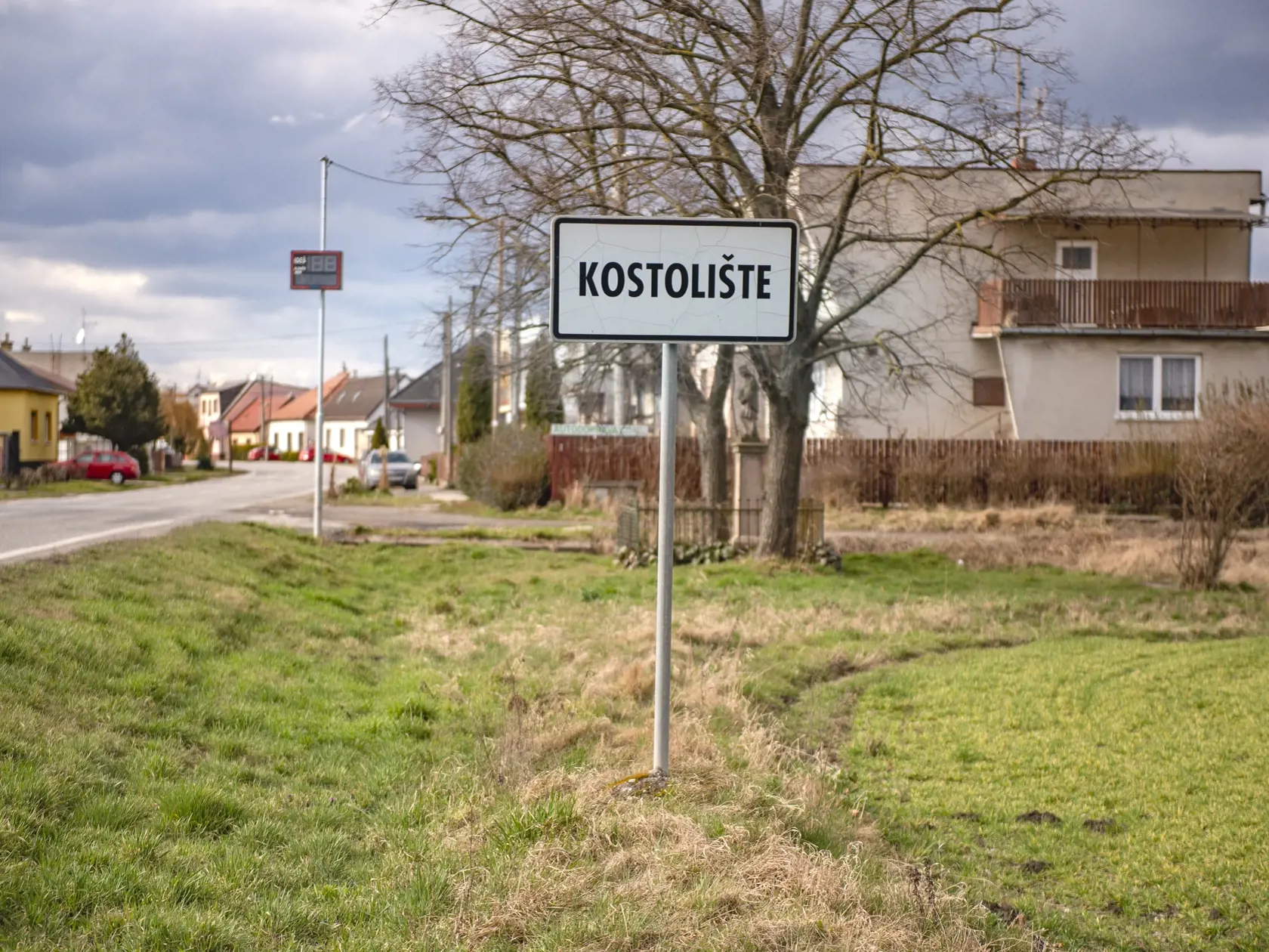 Snímka pred obcou Kostolište, kde býva muž s ochorením COVID-19 a ktorý pracoval vo Vysokej pri Morave. FOTO TASR - Pavel Neubauer
