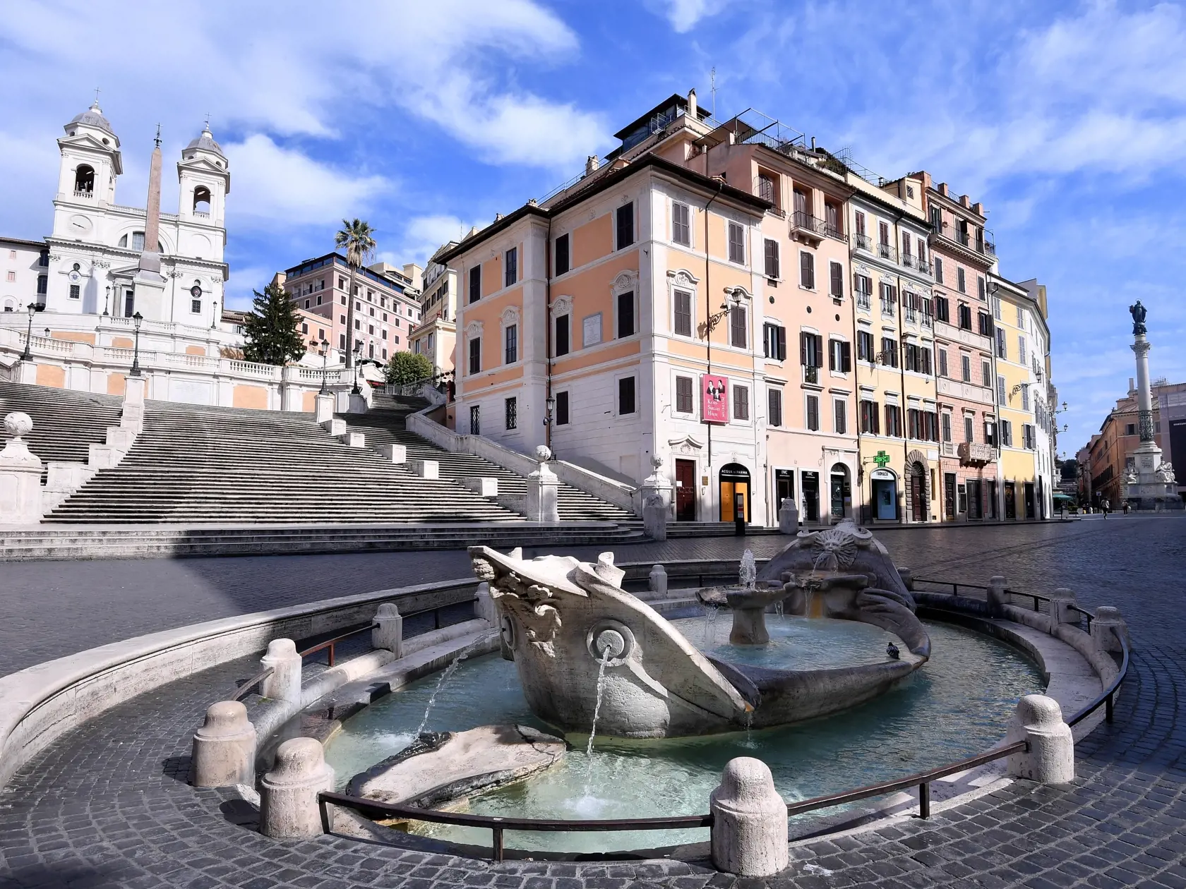 MIK 32 Rím - Úplne opustené a prázdne Španielske schody v Ríme, Taliansko, 18. marca 2020. FOTO TASR/AP

The Spanish steps are completely deserted in Rome, Wednesday, March 18, 2020. For most people, the new coronavirus causes only mild or moderate symptoms. For some it can cause more severe illness, especially in older adults and people with existing health problems. (Alfredo Falcone/LaPresse via AP)