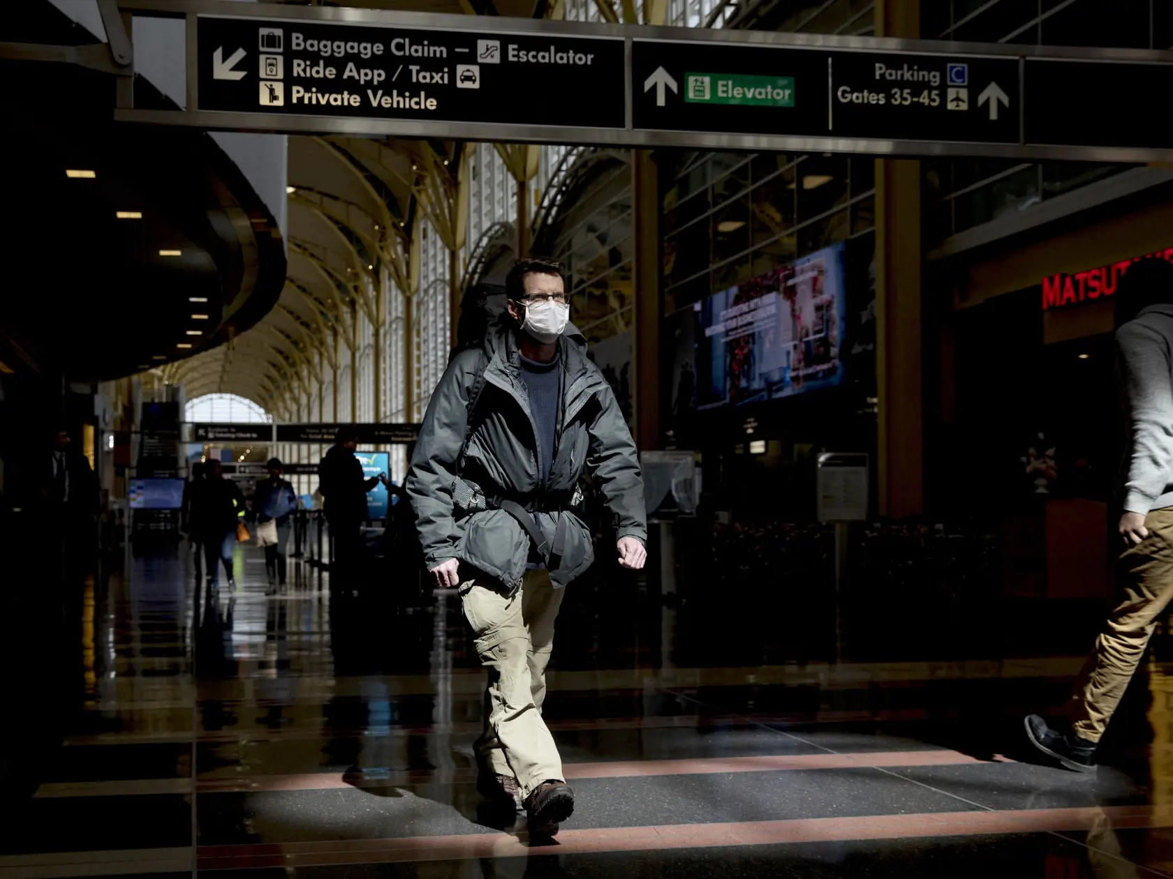 MIK 8 Arlington - Muž s ochranným rúškom prechádza cez terminál na washingtonskom letisku Ronalda Reagana v Arlingtone, v USA, 16. marca 2020. FOTO TASR/AP

A man wearing a mask walks through the terminal at Ronald Reagan Washington National Airport, Monday, March 16, 2020, in Arlington, Va. (AP Photo/Andrew Harnik)