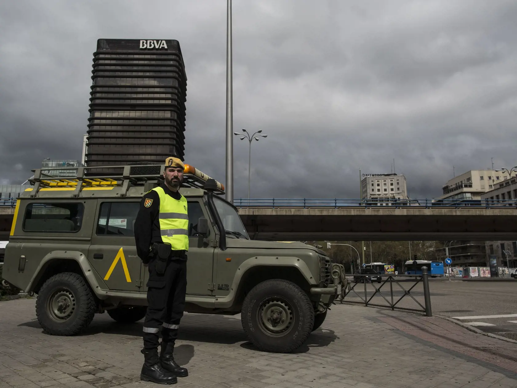 MIK 25 Madrid - Príslušník vojenskej jednotky UME (Emergency Army Unit), kontroluje areál blízko stanice metra v Madride, v Španielsku, 17. marca 2020. Množstvo ľudí sa zdržiava doma, robia si zásoby a izolujú sa od susedov v čase rýchlo sa šíriacej nákazy koronavírusom. FOTO TASR/AP

A member of the UME (Emergency Army Unit) controls the area near the subway in Madrid, Spain, Tuesday, March 17, 2020. Millions of people are holing up at home, stocking up on supplies and keeping a wary eye on how