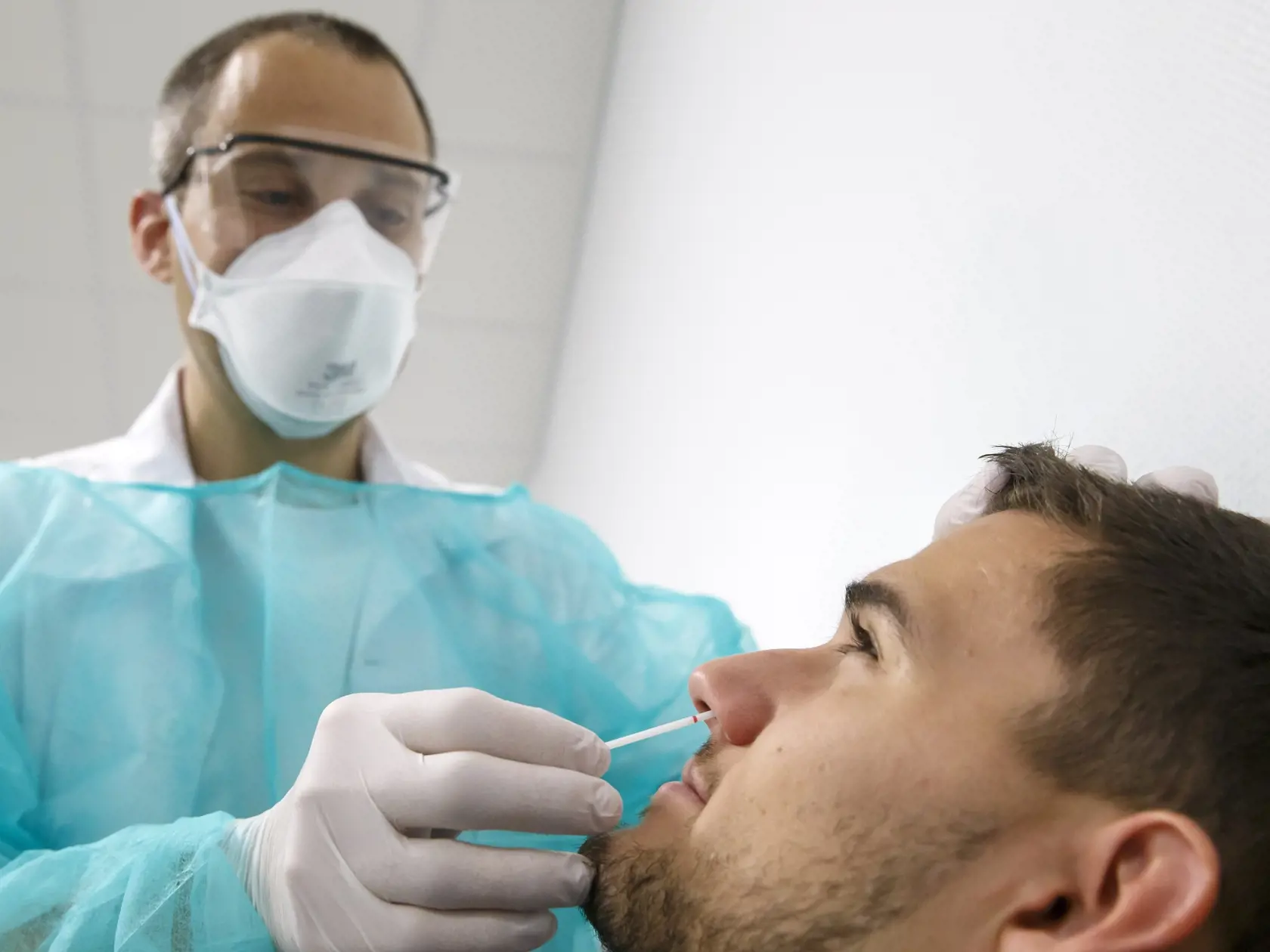 MIK 20 Ženeva - Doktor Julien Salamun odoberá vzorku z nosohltanu od osoby podozrivej z infekcie koronavírusom COVID-19, SARS-CoV2, vo Fakultnej nemocnici v Ženeve, Švajčiarsko, 10. marca 2020. FOTO TASR/AP

Doctor Julien Salamun collects a sample nasopharyngeal on a person suspected of being infected with the new coronavirus COVID-19, SARS-CoV2, at the University Hospital in Geneva, 