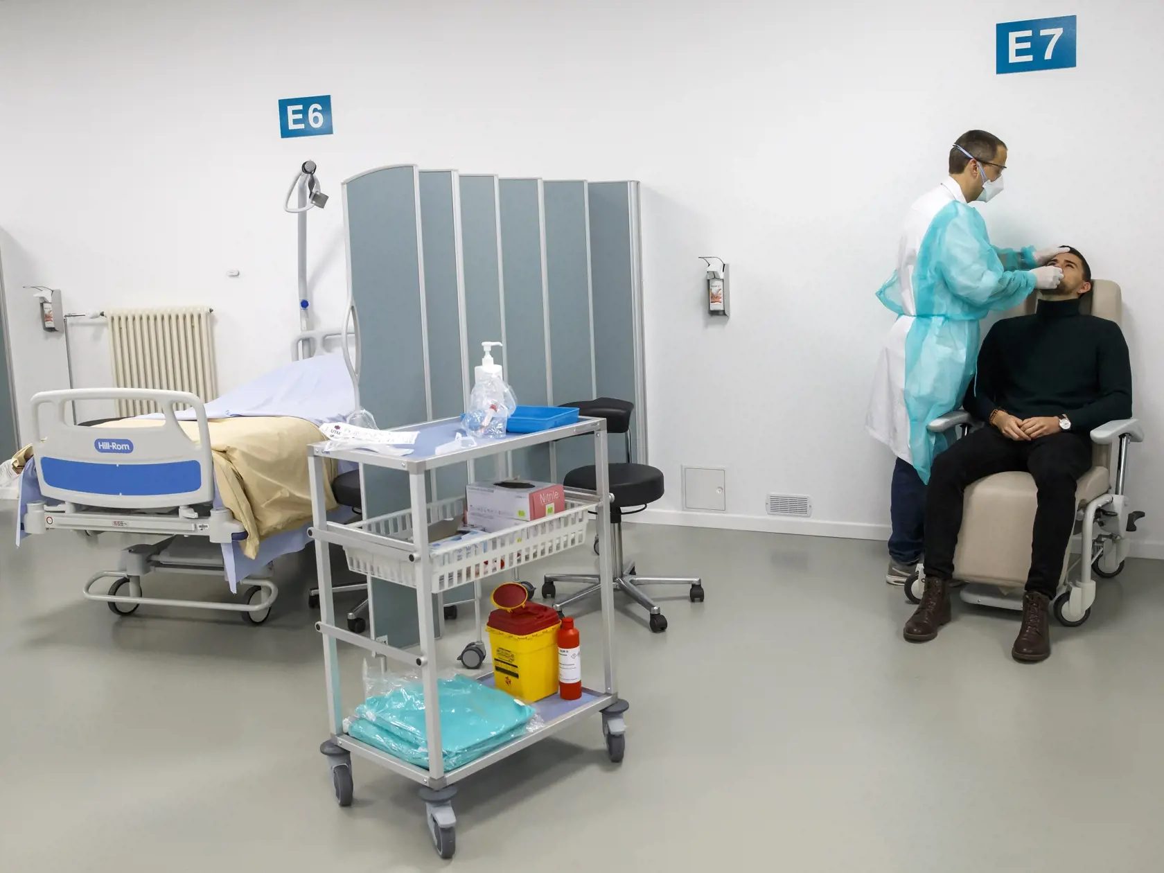 MIK 21 Ženeva - Doktor Julien Salamun odoberá vzorku z nosohltanu od osoby podozrivej z infekcie koronavírusom COVID-19, SARS-CoV2, vo Fakultnej nemocnici v Ženeve, Švajčiarsko, 10. marca 2020. FOTO TASR/AP

Doctor Julien Salamun collects a sample nasopharyngeal on a person suspected of being infected with the new coronavirus COVID-19, SARS-CoV2, at the University Hospital in Geneva, Switzerland, Tuesday, March 10, 2020. For most people, the new coronavirus causes only mild or moderate symptoms,