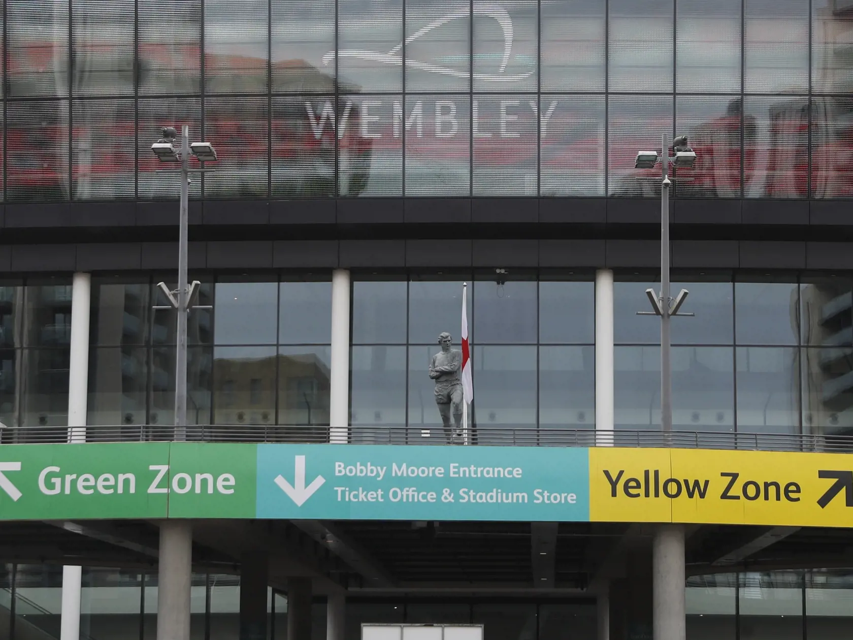 EBE 28 Londýn - Na snímke pohľad na futbalový štadión Wembley v Londýne 17. marca 2020. Európska futbalová únia (UEFA) odložila pre koronavírus majstrovstvá Európy, ktoré sa mali hrať od 12. júna do 12. júla v dvanástich mestách v dvanástich krajinách na kontinente. FOTO TASR/AP
A general view of Wembley Stadium in London, Tuesday, March 17, 2020. UEFA has formally proposed postponing the 2020 European Championship for one year because of the coronavirus outbreak. The Norwegian soccer associatio