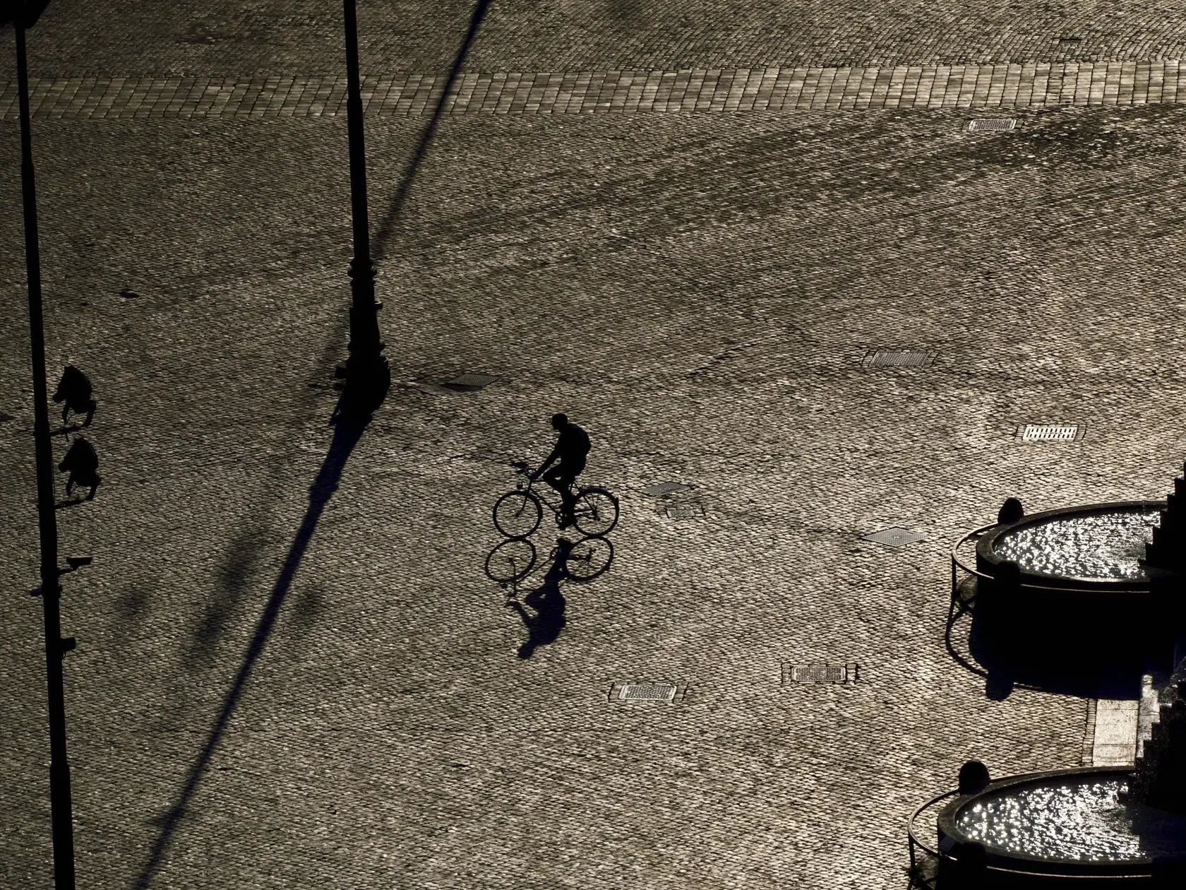 MIK 24 Rím - Cyklista ide po Piazza del Popolo v Ríme 19. marca 2020. V rámci vládnych nariadení majú obyvatelia Talianska výrazne obmedzený pohyb mimo svojich domovov, ktoré smú opustiť len na nákup potravín, liekov a drogistického tovaru a na presuny do zamestnania. Školy všetkých typov sú tiež zavreté. FOTO TASR/AP

A cyclist pedals in Piazza del Popolo in Rome, Thursday, March 19, 2020. Italian officials are warning they might impose tougher restrictions on mobility, including on even outdoo