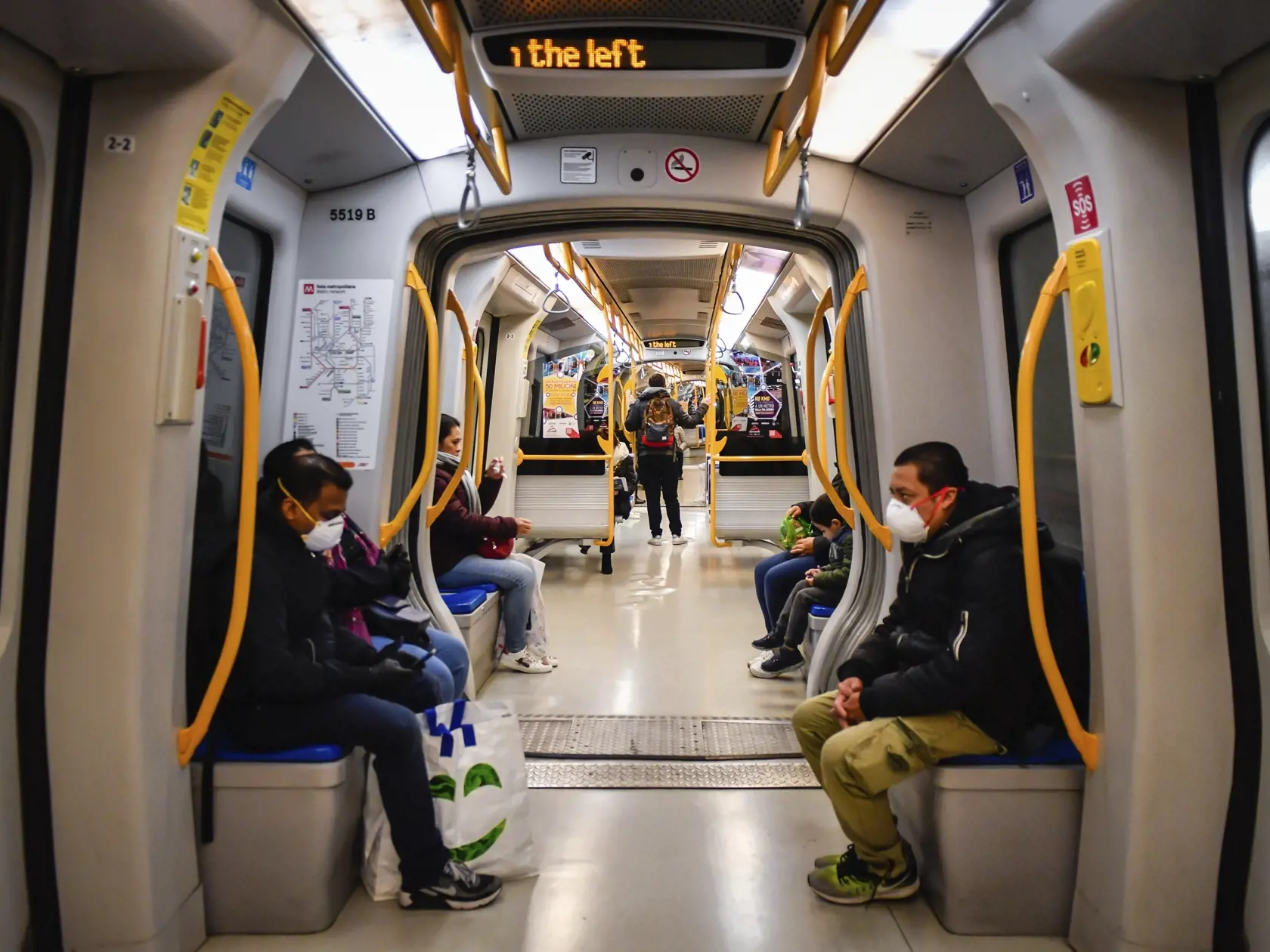 MIK 15 Miláno - Ľudia s ochrannými rúškami  cestujú metrom v Miláne, v Taliansku, 11. marca 2020. FOTO TASR/AP

People wearing masks sit in a subway train in Milan, Italy, Wednesday, March 11, 2020. In Italy the government extended a coronavirus containment order previously limited to the countryâ€™s north to the rest of the country beginning Tuesday, with soldiers and police enforcing bans. For most people, the new coronavirus causes only mild or moderate symptoms, such as fever and cough. For 
