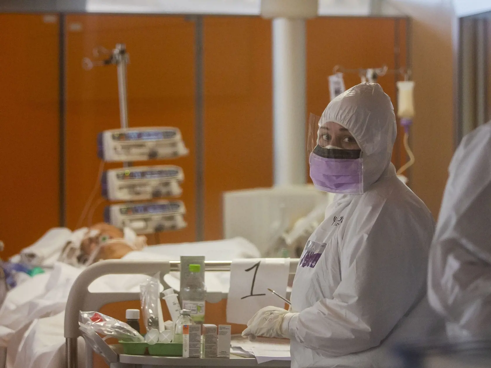MIK 23 Rím - Zdravotnícky personál oddelenia intenzívnej starostlivosti kliniky Casalpalocco COVID-19 trpí rovnako ako pacienti v Ríme 25. marca 2020. Taliansko je epicentrom pandémie koronavírusu v Európe. Dosiaľ krajina hlási 69.176 prípadov nakazení a 6820 úmrtí. FOTO TASR/AP


Medical staff of the Intensive Care Unit of the Casalpalocco COVID-19 Clinic in the outskirts of Rome tend to patients, Wednesday, March 25, 2020. The new coronavirus causes mild or moderate symptoms for most people, b