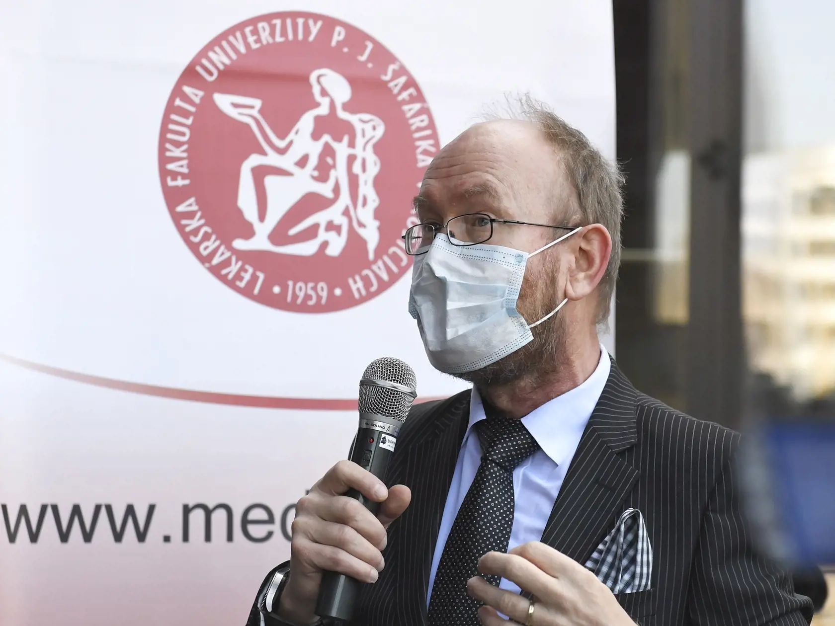 Brífing Lekárskej fakulty Univerzity Pavla Jozefa Šafárika (UPJŠ) v Košiciach na tému vývoj prevratnej umelej pľúcnej ventilácie PMLV navrhnutej skupinou lekárov a vedcov pre výskum pokročilých metód umelej pľúcnej ventilácie na Lekárskej fakulte UPJŠ v spolupráci s vývojármi z Chirany-Medical a.s. Stará Turá, ktorá posúva hranice možností pľúcnej ventilácie u kriticky chorých pacientov. Na snímke prorektor UPJŠ pre rozvoj a európsku problematiku, pracovník Kliniky infektológie a cestovnej medic