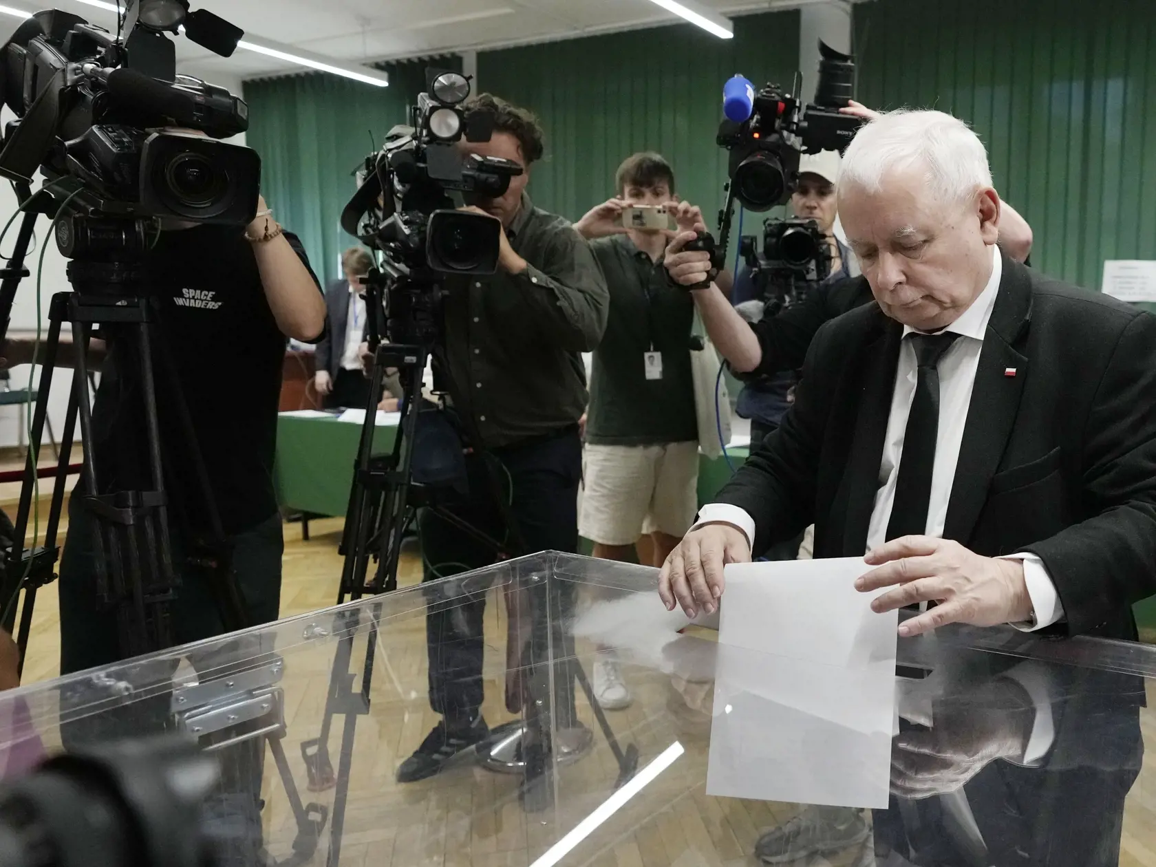 Predseda opozičnej konzervatívnej strany Právo a spravodlivosť (PiS) Jaroslaw Kaczynski vhadzuje obálku s hlasovacím lístkom do volebnej schránky vo voľbách do Európskeho parlamentu vo Varšave v nedeľu 9. júna 2024.