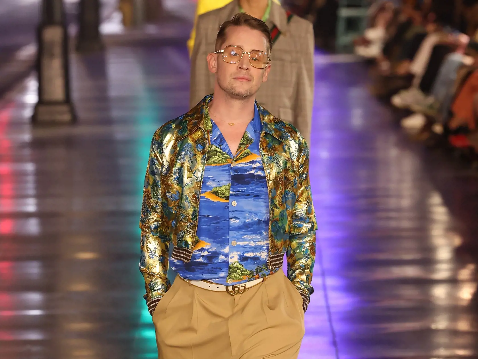 Macaulay Culkin sa nebojí predvádzať módu. Postavu na to má.