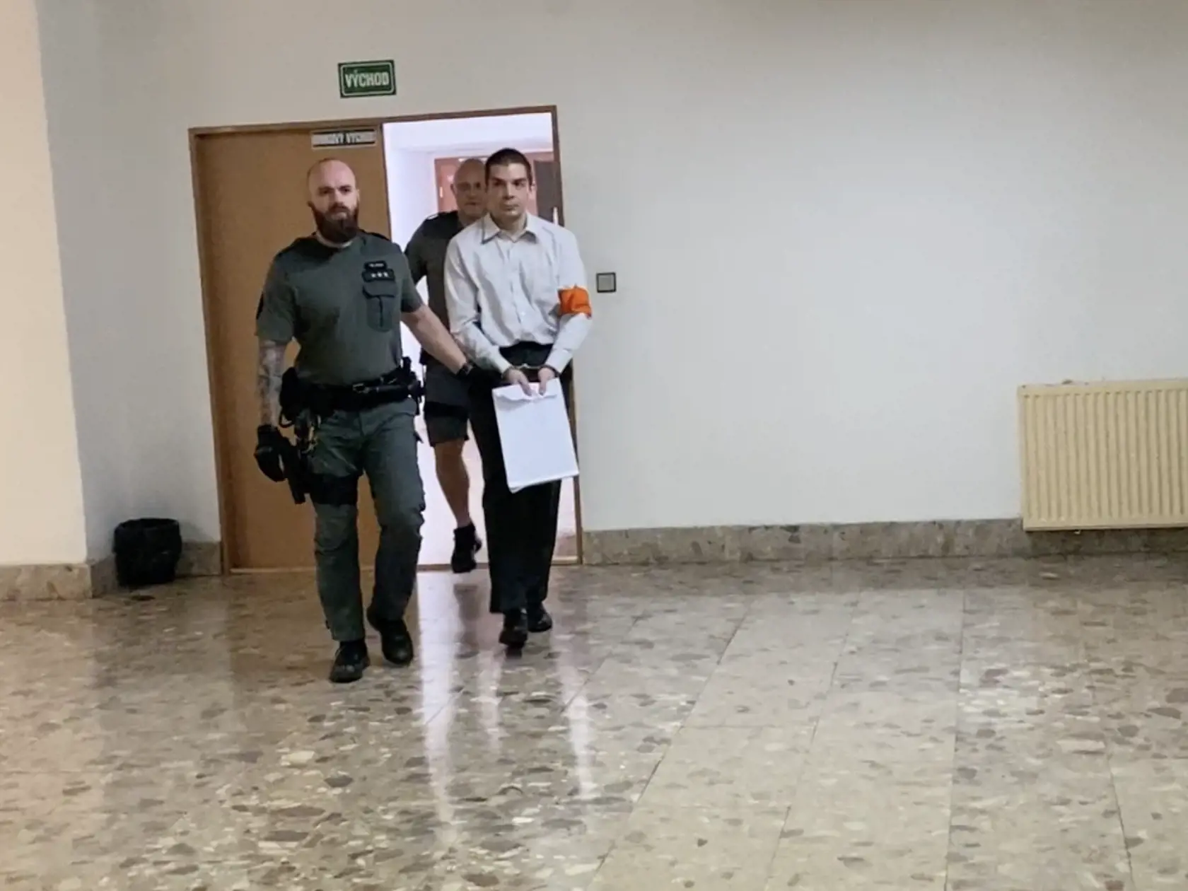 Lukáš Demek (43) je od vlaňajšieho decembra vo väzbe. Vinia ho zo zločinu obmedzovania osobnej slobody za to, že zamykal školáčku Elenu (16) v stodole pri svojom rodinnom dome a mal s ňou vzťah.