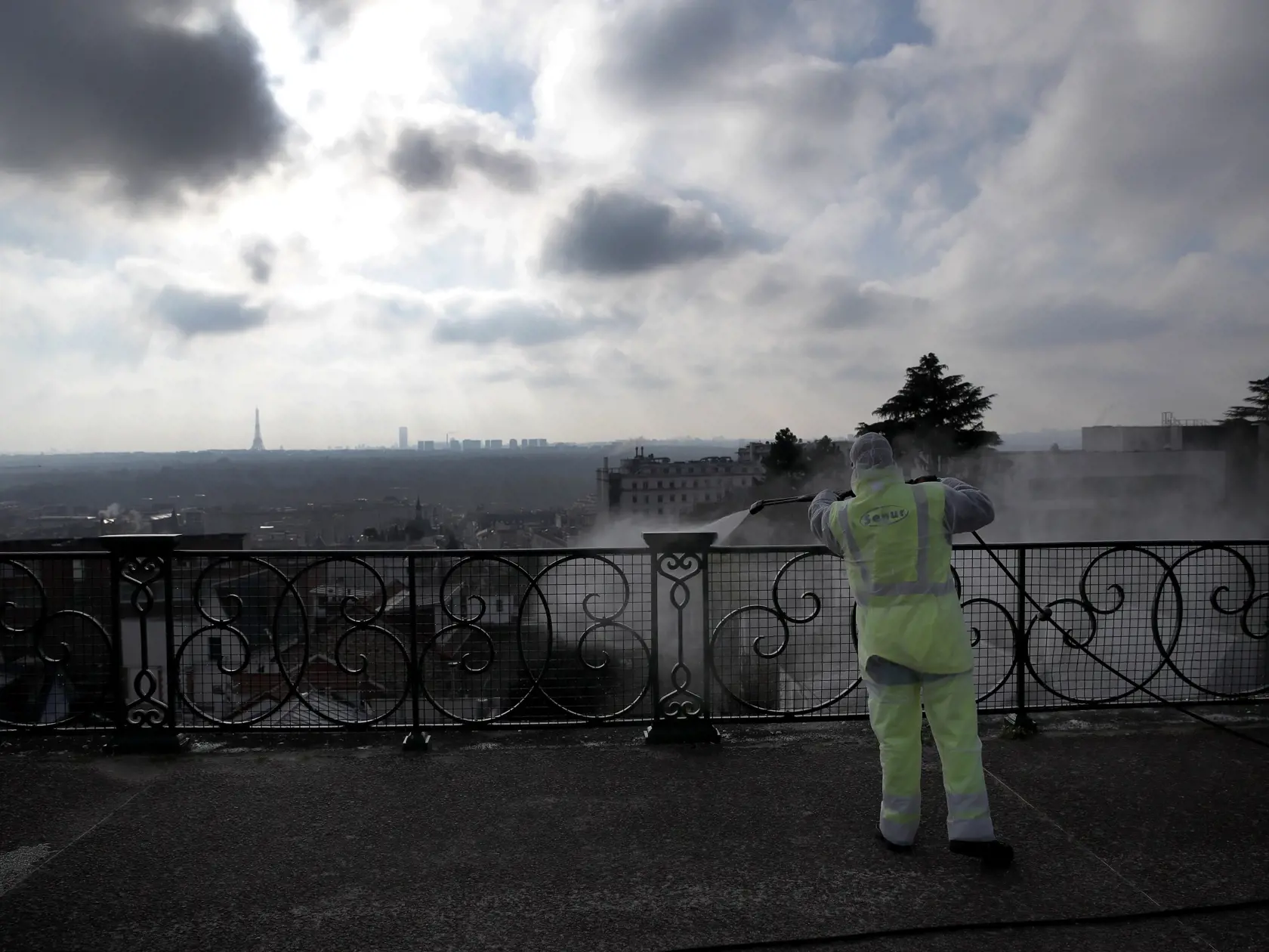 MIK 10 Suresnes - Pracovník v ochrannom obleku sprejuje dezinfekciu kvôli preventívnym opatreniam na obmedzenie šírenia koronavírusu v Suresnes pri Paríži 31. marca 2020. FOTO TASR/AP

A worker wearing protective gears sprays disinfectant as a precautionary measure against COVID-19 during a nationwide confinement to counter the virus, in Suresnes, outside Paris, Tuesday, March 31, 2020. The new coronavirus causes mild or moderate symptoms for most people, but for some, especially older adults an