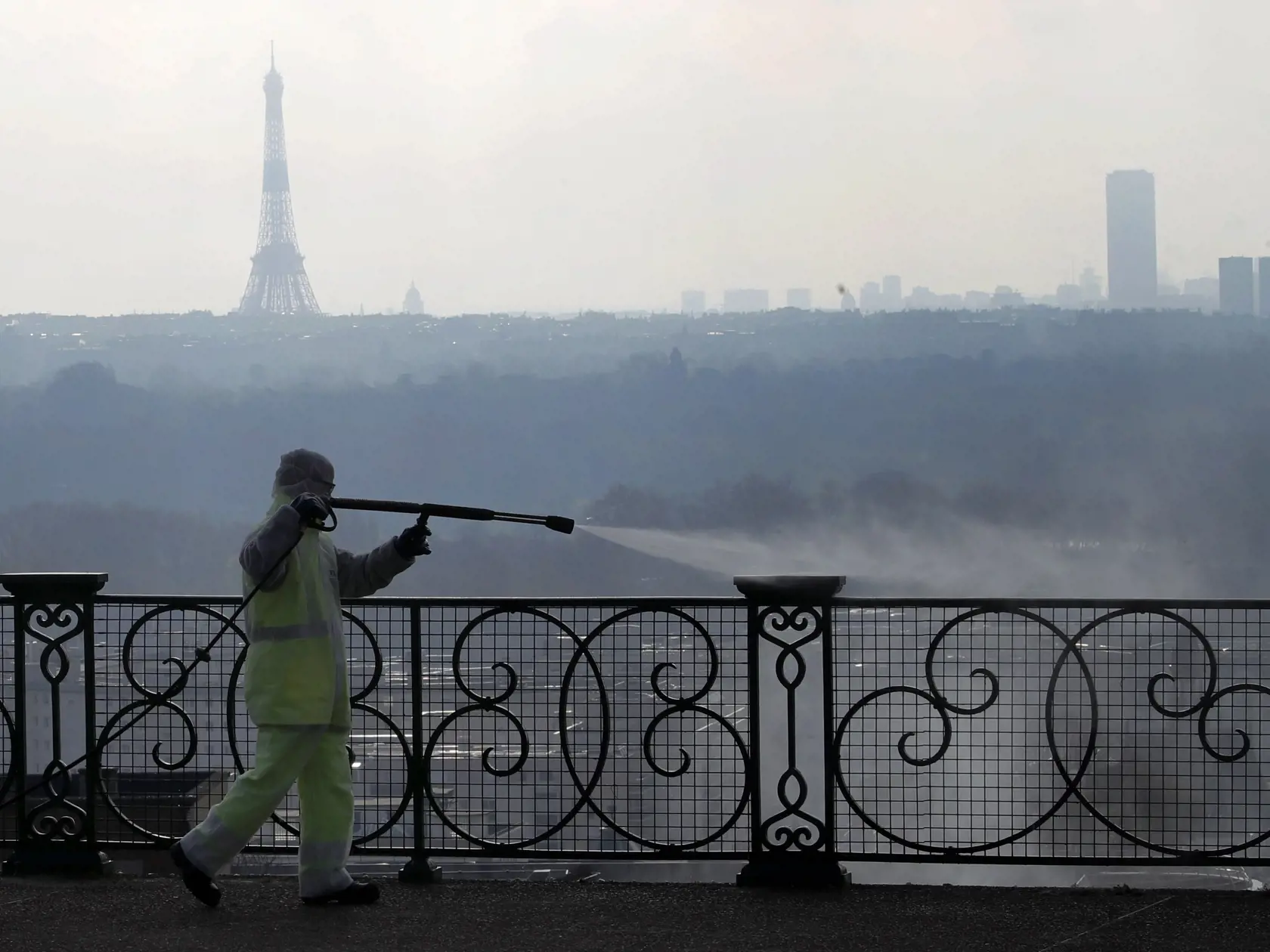 MIK 9 Suresnes - Pracovník v ochrannom obleku sprejuje dezinfekciu kvôli preventívnym opatreniam na obmedzenie šírenia koronavírusu v Suresnes pri Paríži 31. marca 2020. FOTO TASR/AP

A worker wearing protective gears sprays disinfectant as a precautionary measure against COVID-19 during a nationwide confinement to counter the virus, in Suresnes, outside Paris, Tuesday, March 31, 2020. The new coronavirus causes mild or moderate symptoms for most people, but for some, especially older adults and