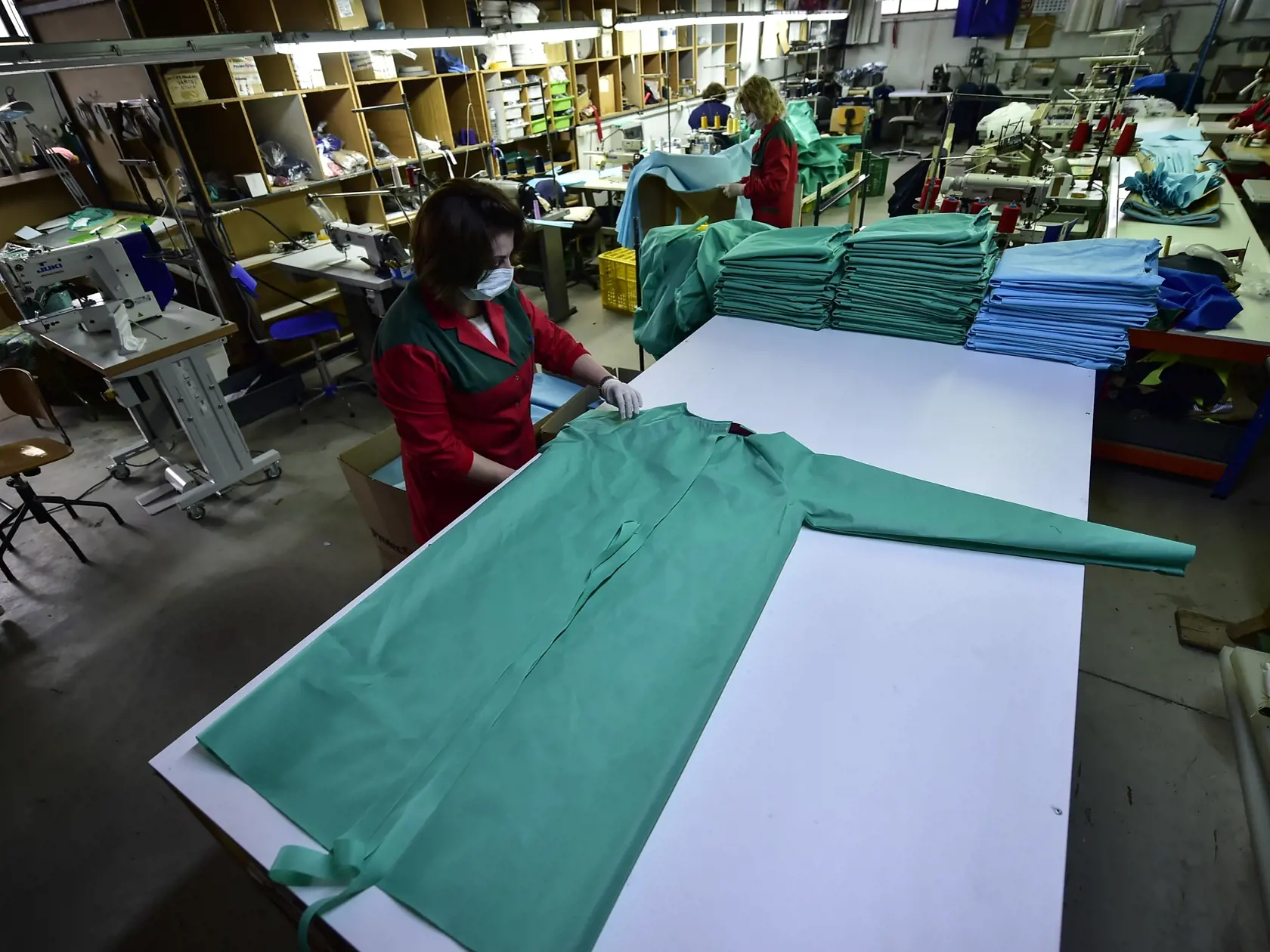 MIK 15 Amedo - Dobrovoľníci vyrábajú ochranné obleky pred koronavírusom pre zdravotníkov v odevnom závode v španielskom meste Amedo 30. marca 2020. FOTO TASR/AP


Volunteer workers in a clothing factory manufacturing firefighting gear, make hospital gowns for medical staff to protect them from the coronavirus, in Arnedo, northern Spain, Monday, March 30, 2020. The new coronavirus causes mild or moderate symptoms for most people, but for some, especially older adults and people with existing heal